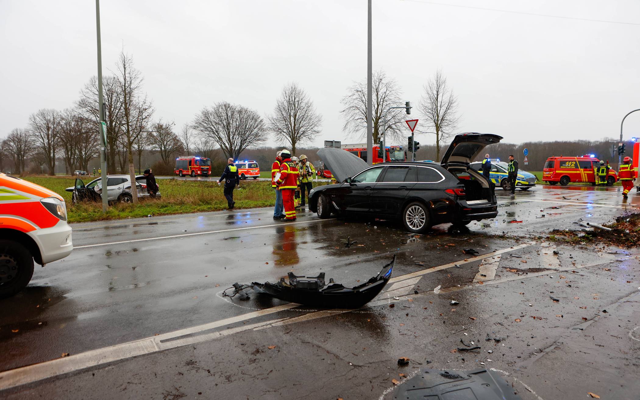 Mehrere Verletzte und stark beschädigte Pkw