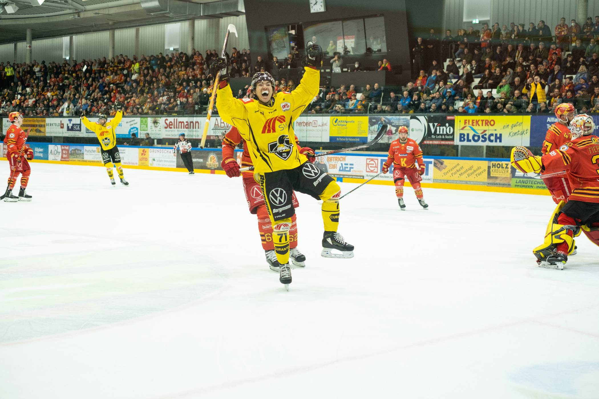  Justin van der Ven bejubelt die Krefelder Führung.  