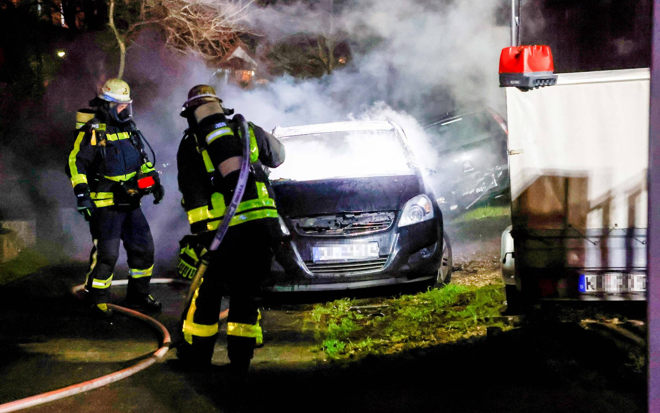 Feuerwehreinsatz​: Pkw und Teile eines Kiosks brannten​