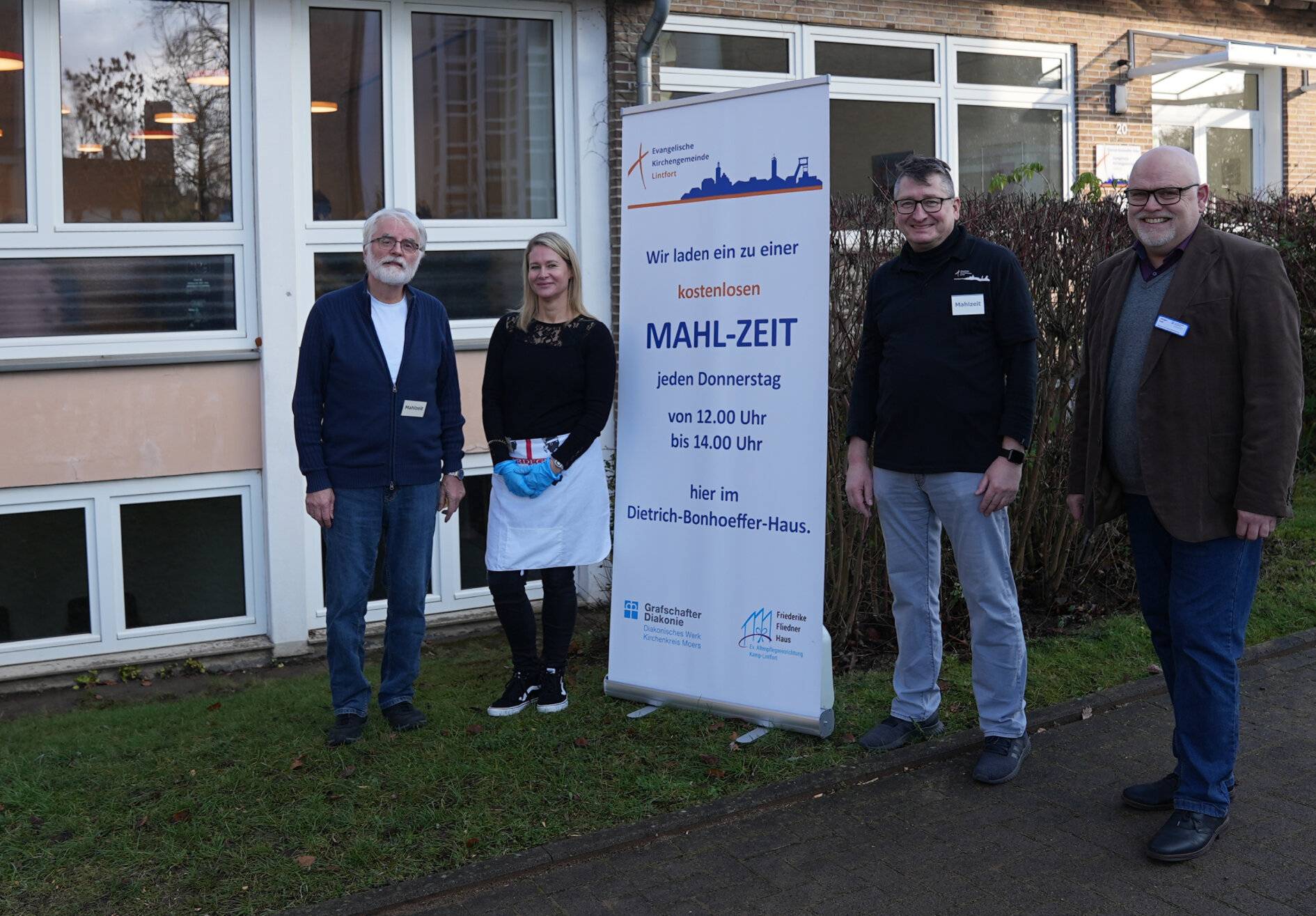 Für das Foto standen (v.l.) Lutz Zemke, Melanie Boi, Philipp Zantke und Jürgen Voß kurz zur Verfügung, nachdem im Bonhoeffer-Haus im Hintergrund bereits eine Vielzahl von Mahlzeiten ausgegeben war. 