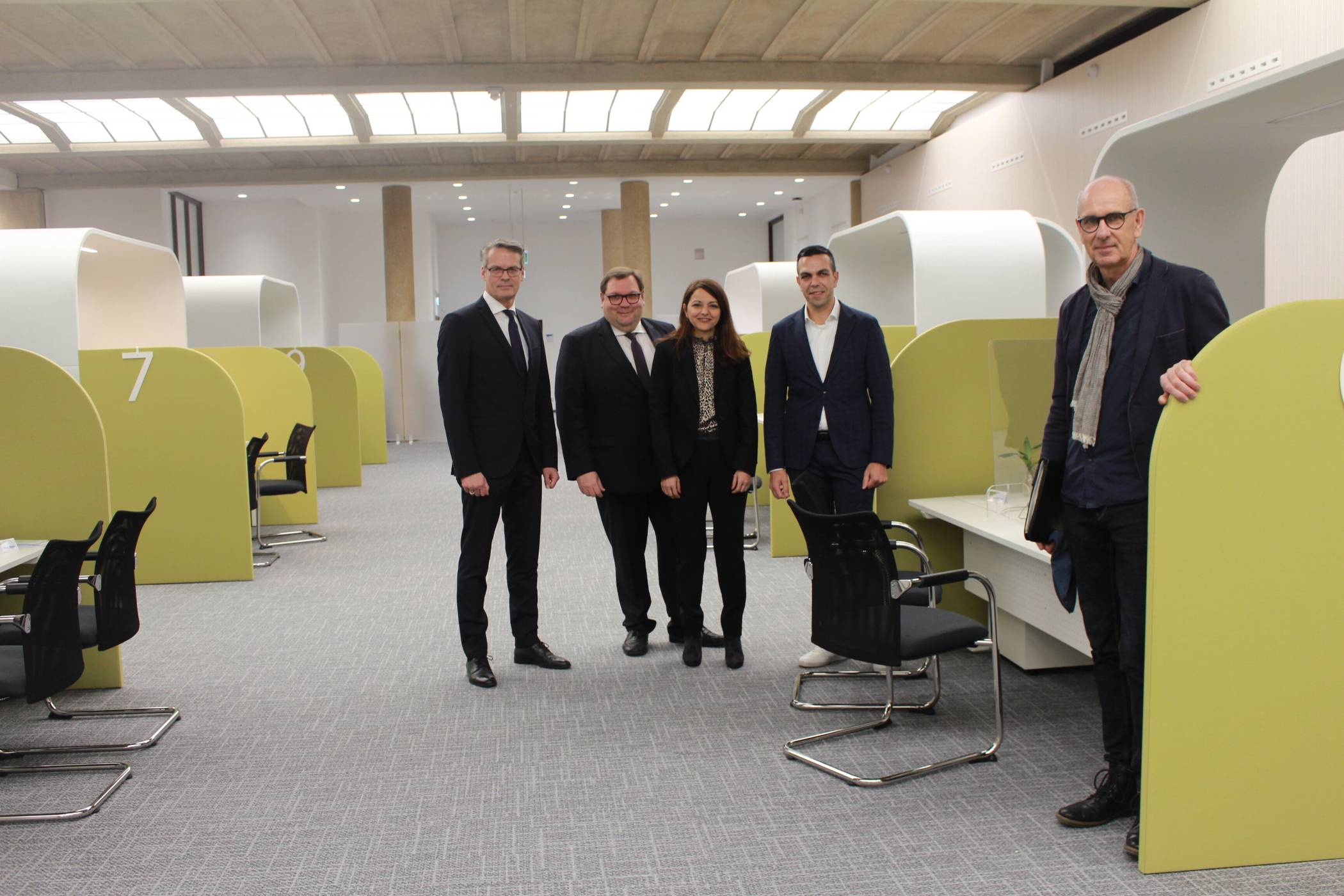 Rundgang durch die neue EMA-Halle im Rathaus: Oberbürgermeister Frank Meyer (2.v.l.), Dezernentin Cigdem Bern, Fachbereichsleiter Bürgerservice Dirk Bangel (l.), der Leiter des Zentralen Gebäudemanagements Rachid Jaghou (2.v.r.) sowie Innenarchitekt Bernd Glörfeld von Thenen. Foto: Müller