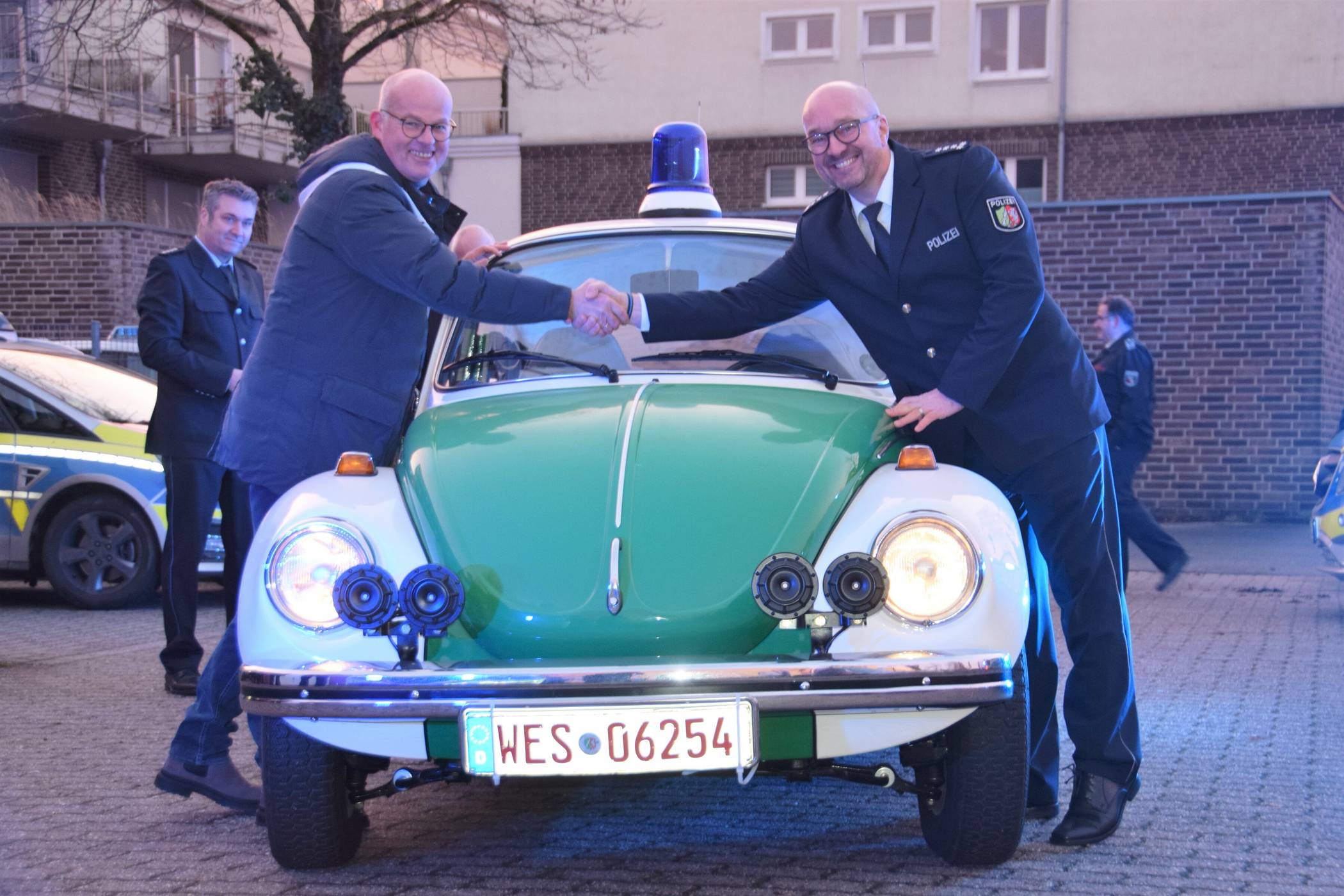  Übergabe mit Handschlag: Manfred Buchholtz und Torsten Götte. 
