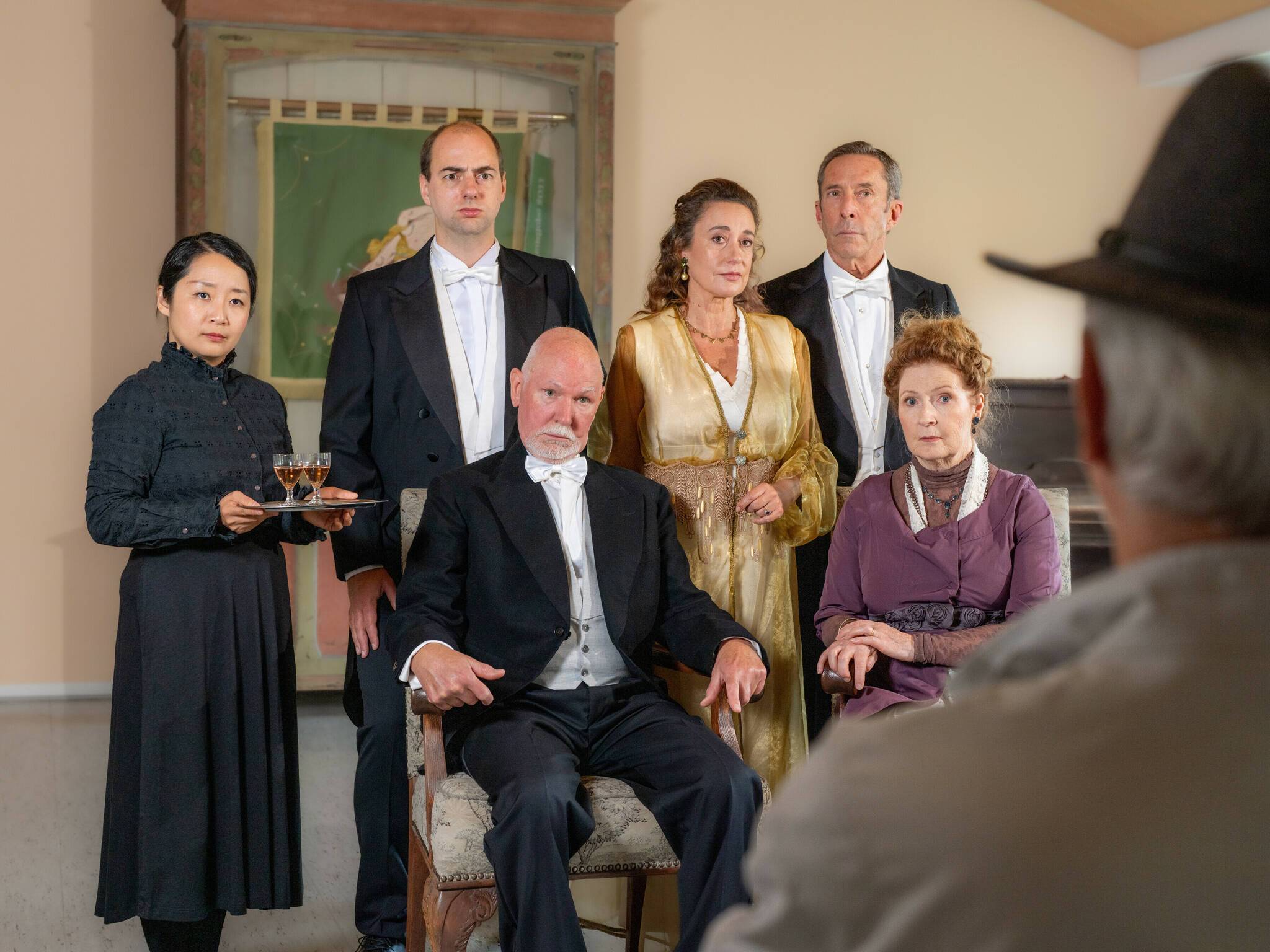 Kommt mit dem J. B. Priestley-Stück „An Inspector Calls“ ins BIS: das Ensemble des Orange Planet Theatre. Foto: Orange Planet Theatre