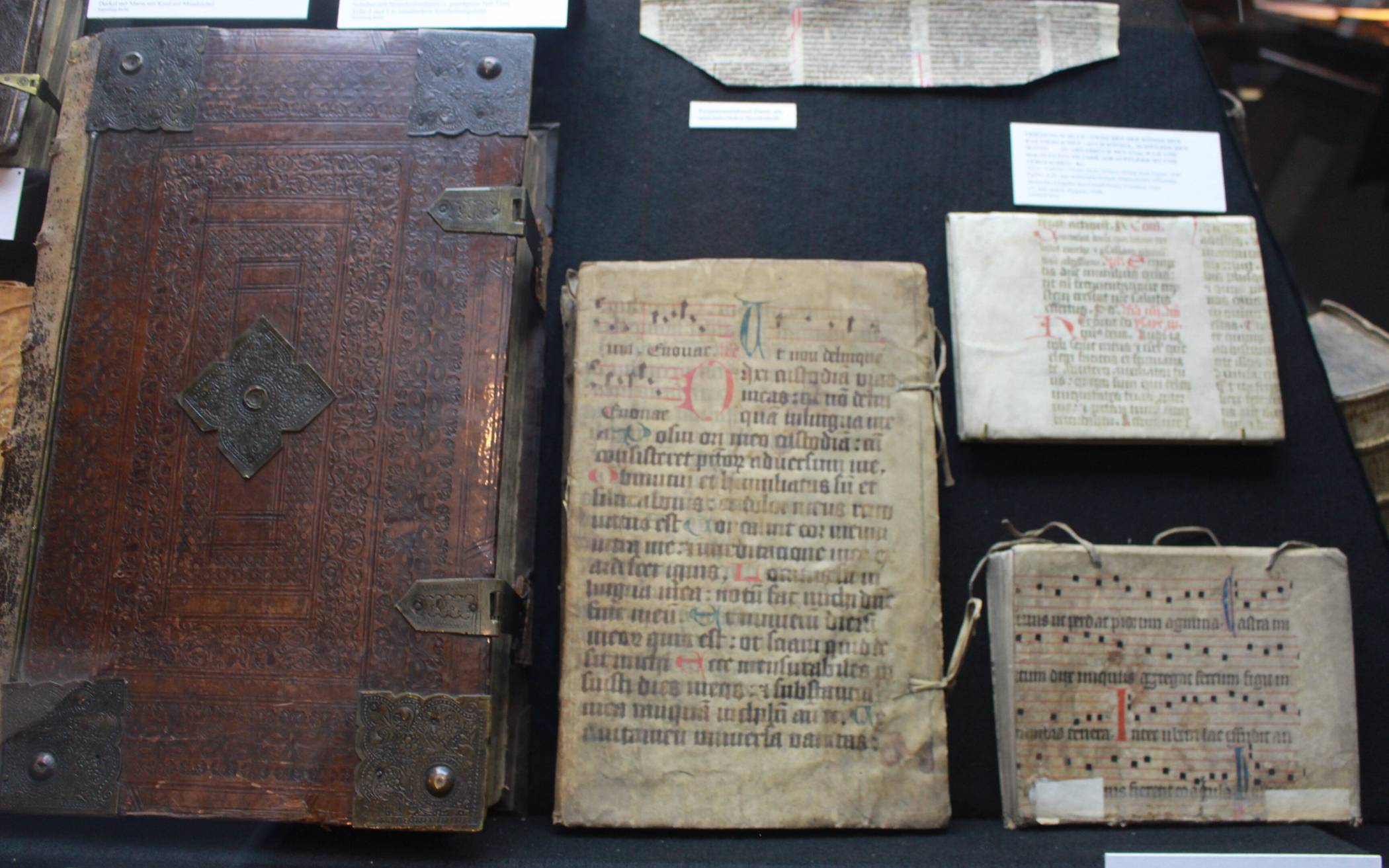 Prächtige Einbände: schweres Holz mit Metallverschlüssen