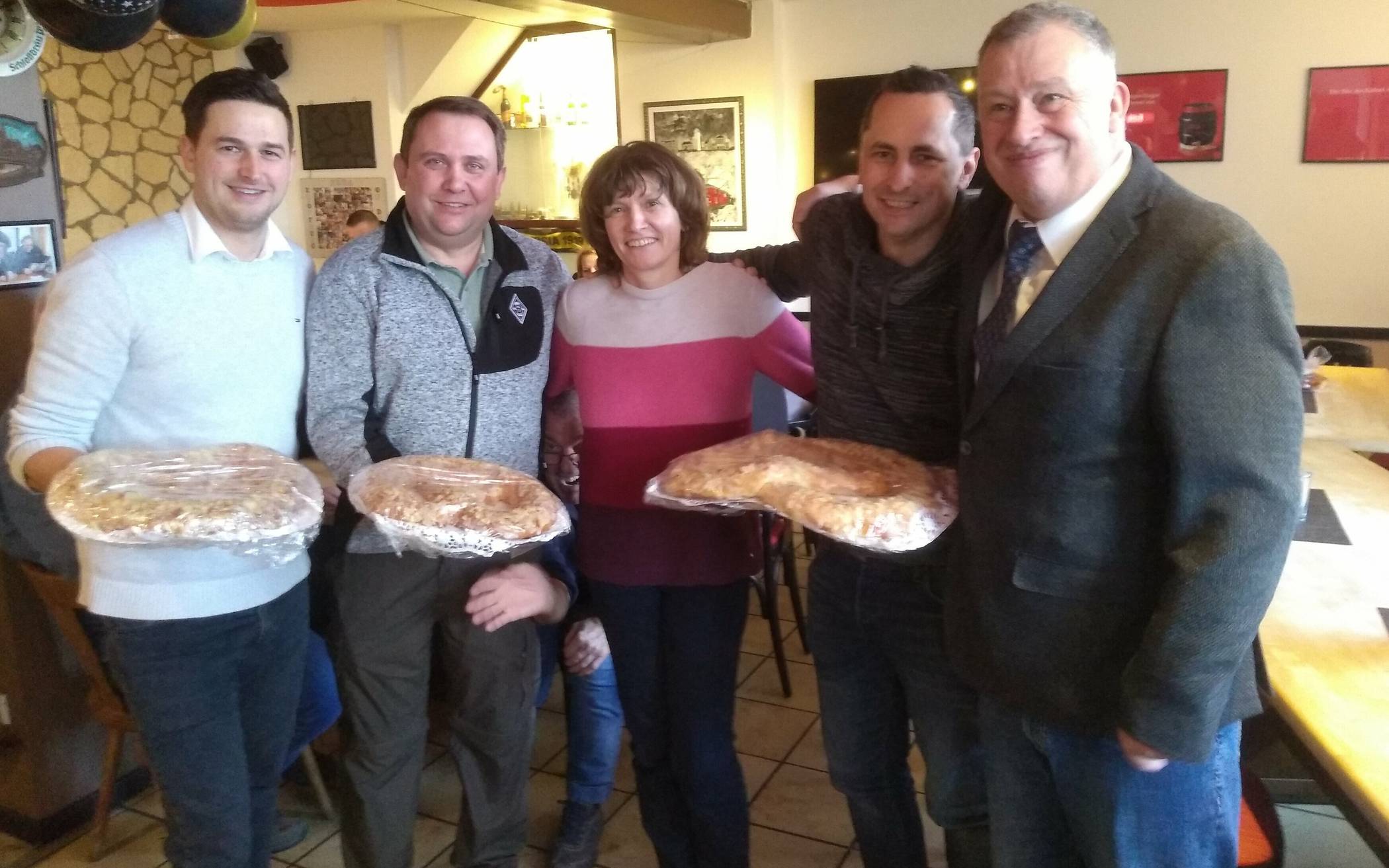 Brezelschießen bei der Schützenbruderschaft Klein Jerusalem. Unser Foto zeigt von links: Matthias Bayertz, Frank Oellers, Johanna Peter, Heiner Küpper und Ralf Balve.  