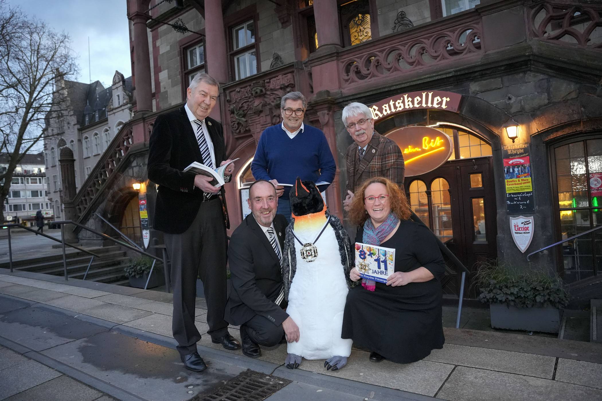 Die Große Rheydter Prinzengarde blickt in ihrem Jubiläumsbuch auf 8x11 Jahre zurück (v.l.): Präsident Dieter Beines, der 1. Vorsitzende Holger Vits,  Norbert Stehle  von der Druckerei Karten sowie Geschäftsführer Peter Mangold und Denise Brenneis (Redaktion und Gestaltung).  