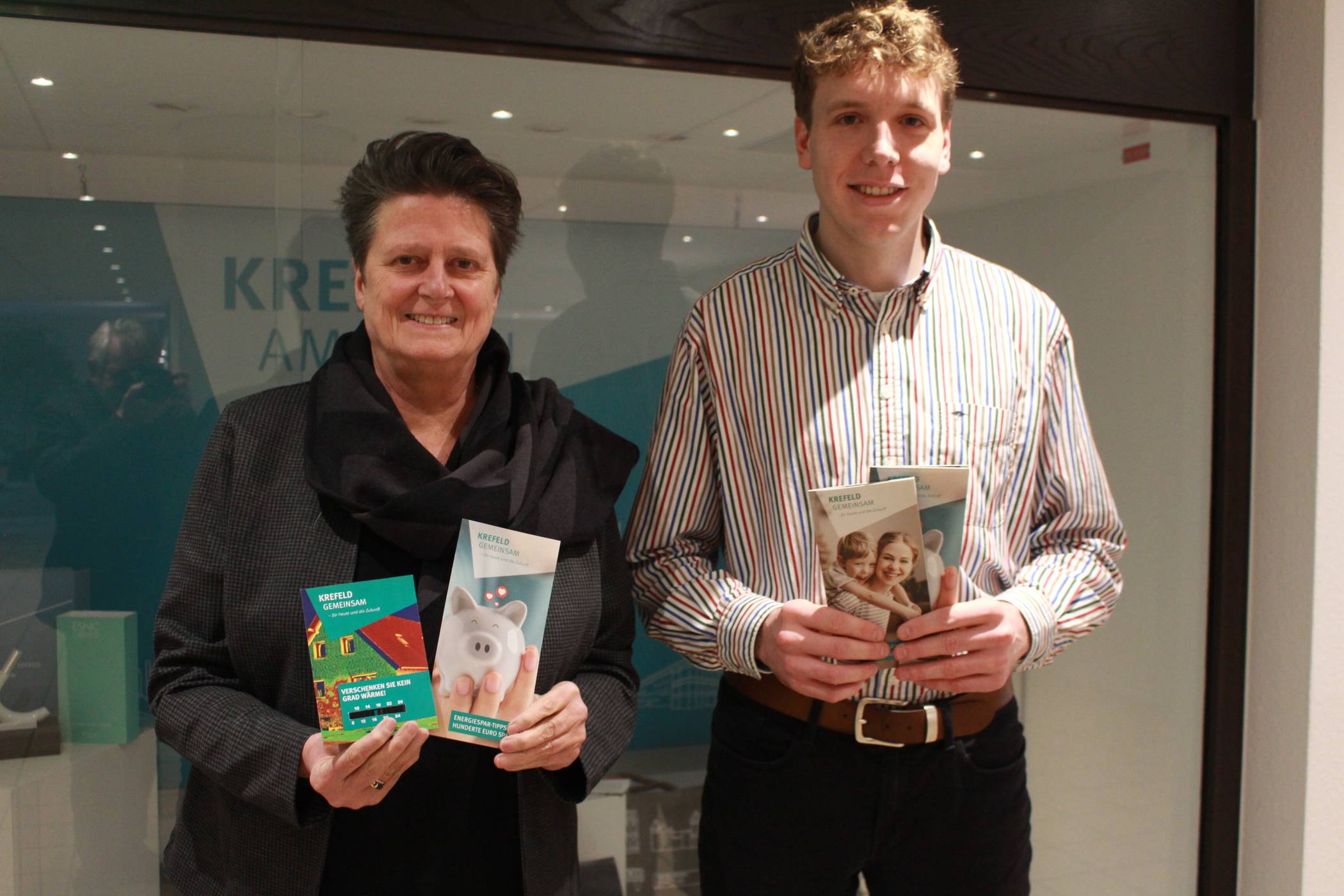 Haben Anleitungen zum Energiesparen in privaten Haushalten erarbeitet: Krefelds Umweltdezernentin Sabine Lauxen und Lars Pauling aus ihrem Klimastab. Foto: Müller