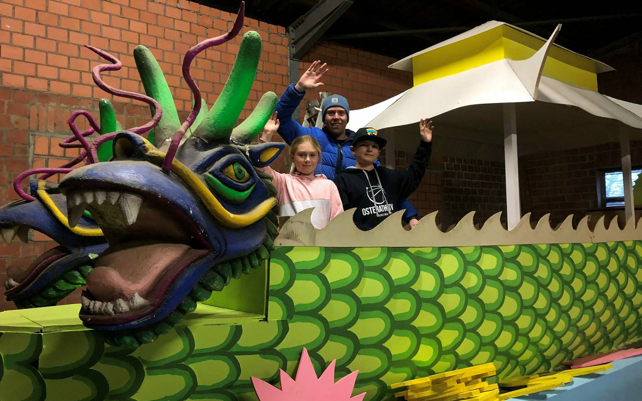 Der Kinderprinzenpaarwagen ist in Nierst dieses Jahr an ein chinesisches Drachenboot angelehnt. Das Kinderprinzenpaar – Prinz Joshua I. und Prinzessin Lea I. – und mit ihm Prinz Daniel I. freuen sich schon riesig. 