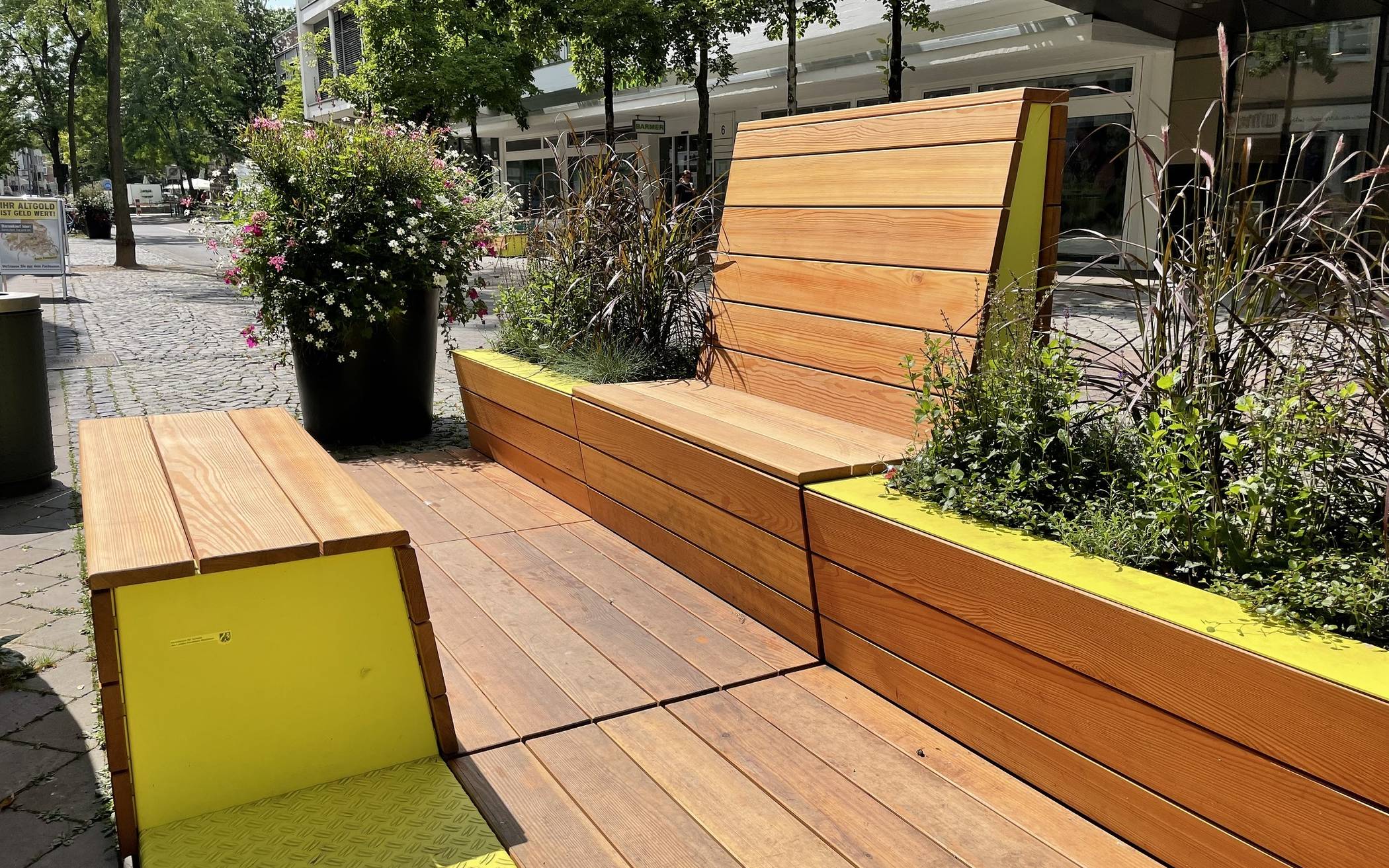 Sogenannte „Stadt-Terrassen“, Module für temporäre Straßenmöblierung,