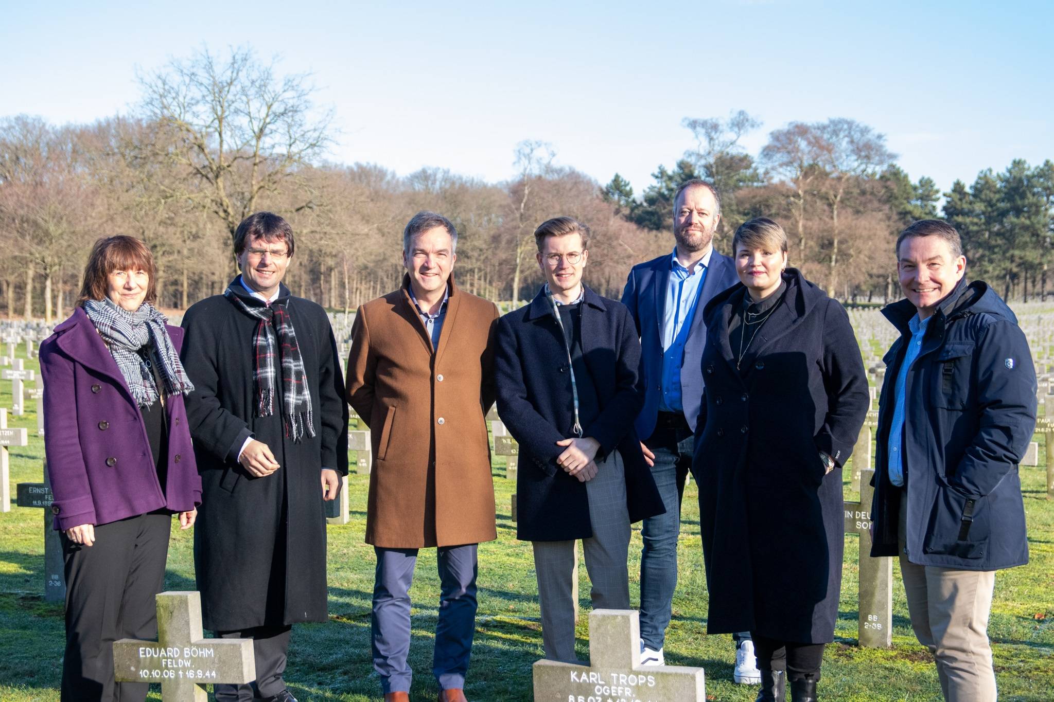 2022 hatte NRW-Finanzminister Dr. Marcus Optendrenk als Schirmherr der neuen Bildungspartnerschaft die Beteiligten zu einem Besuch der Kriegsgräberstätte Ysselsteyn eingeladen. 