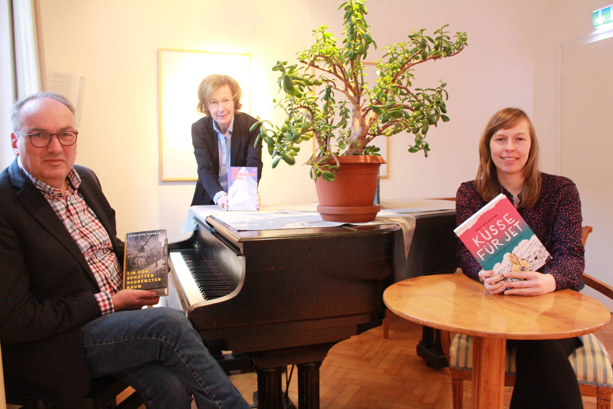  Laden gerne zu den Veranstaltungen im Niederrheinischen Literaturhaus ein: (v.l.) Leiter des Hauses Dr. Thomas Hoeps, Krefelds Kulturbeauftragte Dr. Gabriele König und Volontärin Marlene Jäger. Foto: Müller  