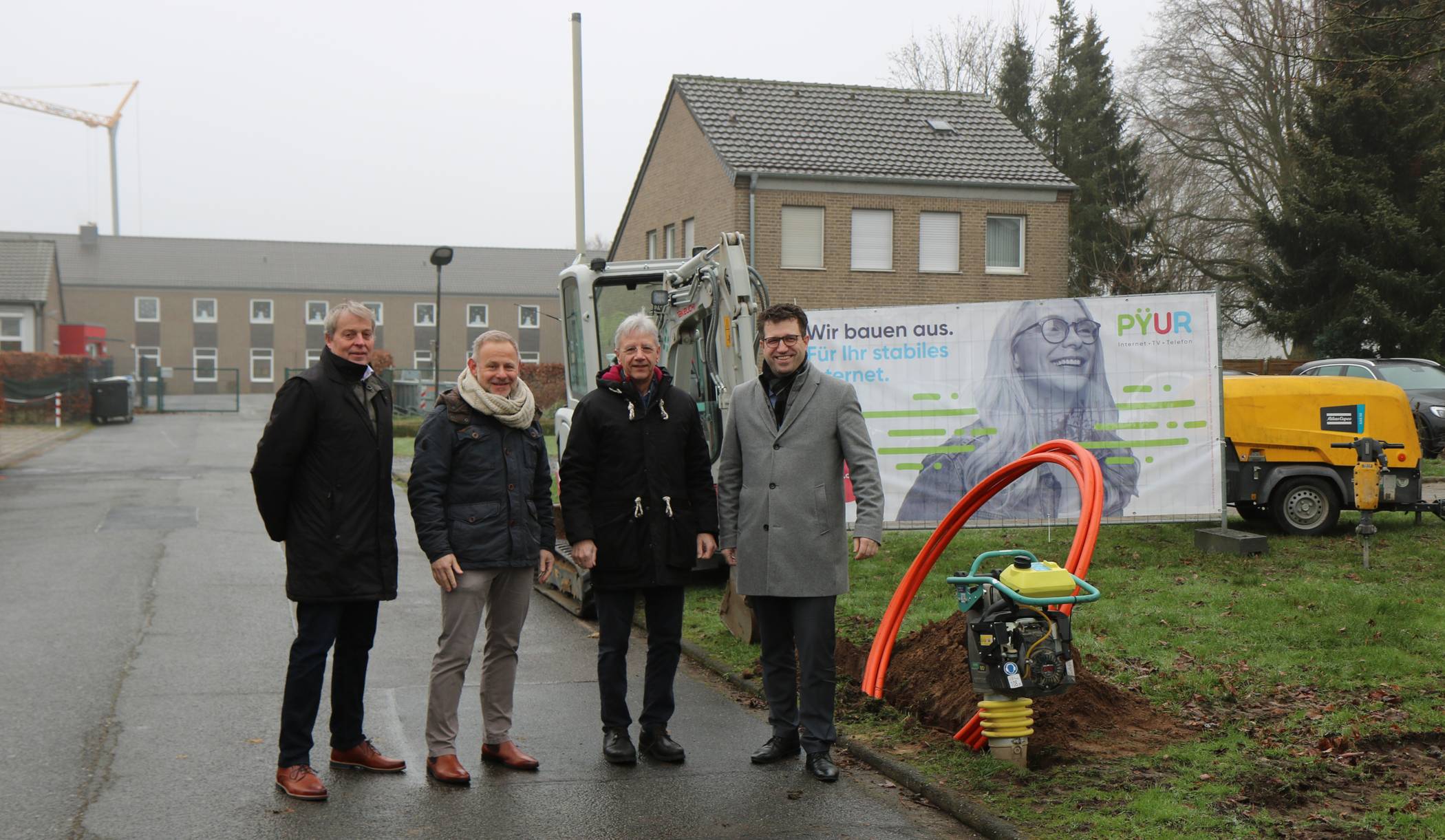 Georg Diefenthal, Leiter Technik NRW bei der Tele Columbus Gruppe, Mike Spottke, Leiter Mittelstandsvertrieb und Infrastruktur bei der Tele Columbus Gruppe, Rainer Röder, Dezernent für Planen, Bauen und Umwelt des Kreises Viersen, Christian Küsters, Bürgermeister von Nettetal (v.l.).  