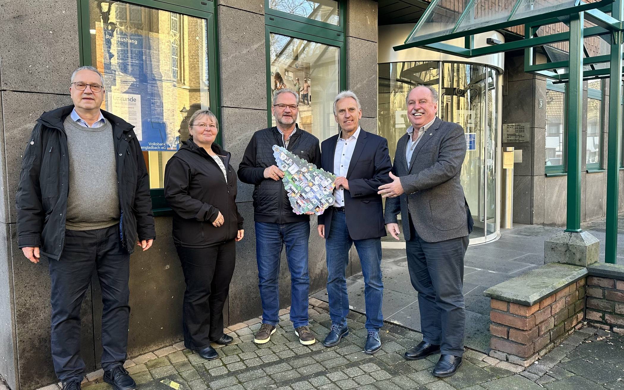 Strahlende Gewinner (von links): Jürgen Hofmann (Lions), Ingrid und Jörg Pentz, Michael Dieker (Volksbank), Wolfgang Nickels (Lions).  