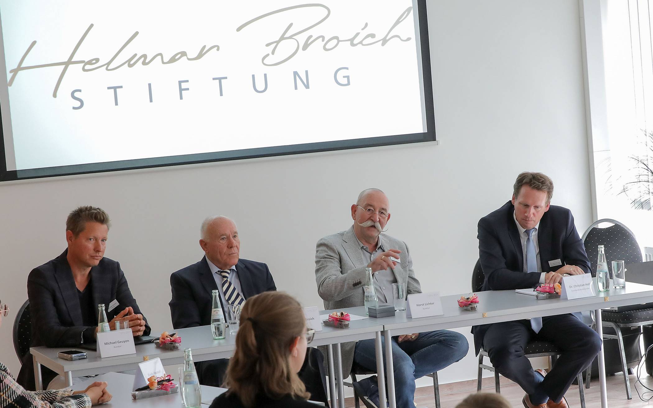 Prominent besetztes Kuratorium (v.l.): Michael Geuyen, Stifter Helmar Broich und TV-Star Horst Lichter. Rechts der Vorstandsvorsitzende Dr. Christian Hof.  