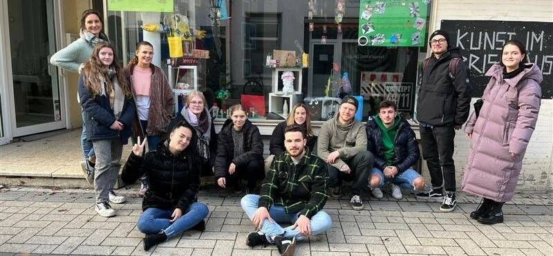 Das Berufskolleg Dülken hat ein Schaufenster in der Altstadt bestückt. 