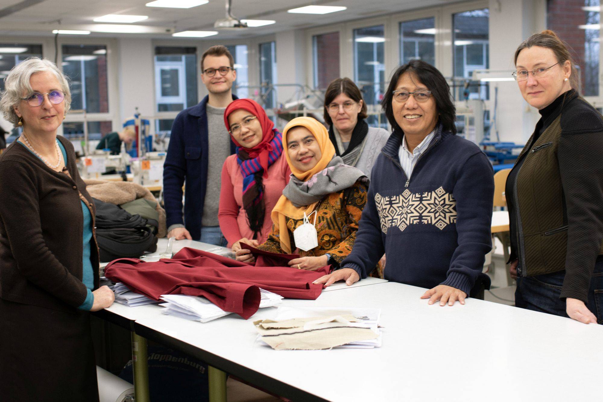 Hoher Besuch aus Indonesien: Stephanie Thoma zeigt den Gästen Dr. Ida Nuramdhani (von links), Tina Martina und Dr. Mohamad Widodo das Konfektionslabor am Fachbereich Textil- und Bekleidungstechnik. Von der Hochschule mit dabei sind Joel Schüßler, Dr. Katrin Waletzke und Prof. Dr. Monika Eigenstetter (rechts).  