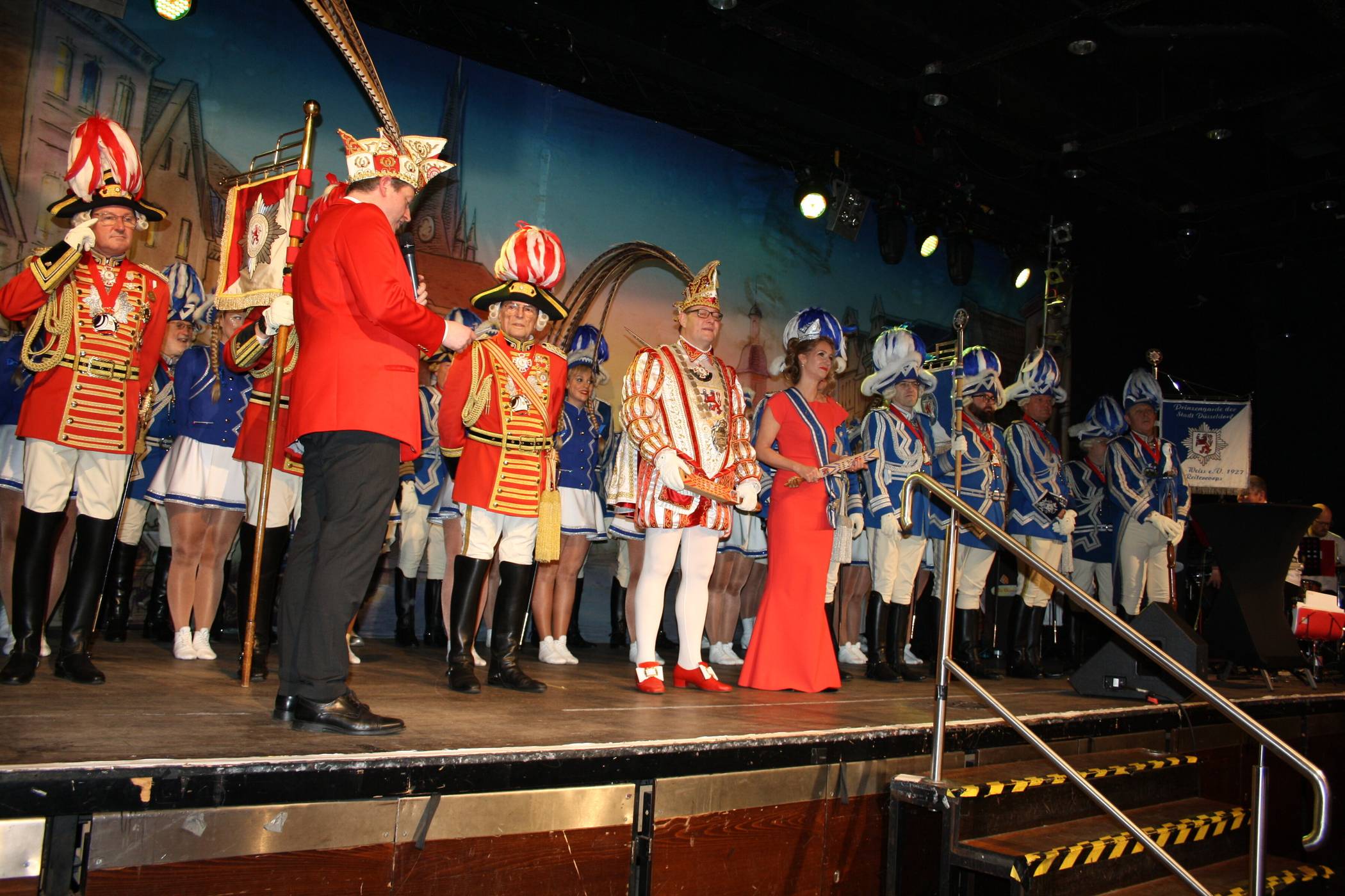 Das Düsseldorfer Prinzenpaar, Prinz Dirk II. und seine Venetia Uasa, stattete den Heinzelmännchen im Henkelsaal einen Besuch ab. 