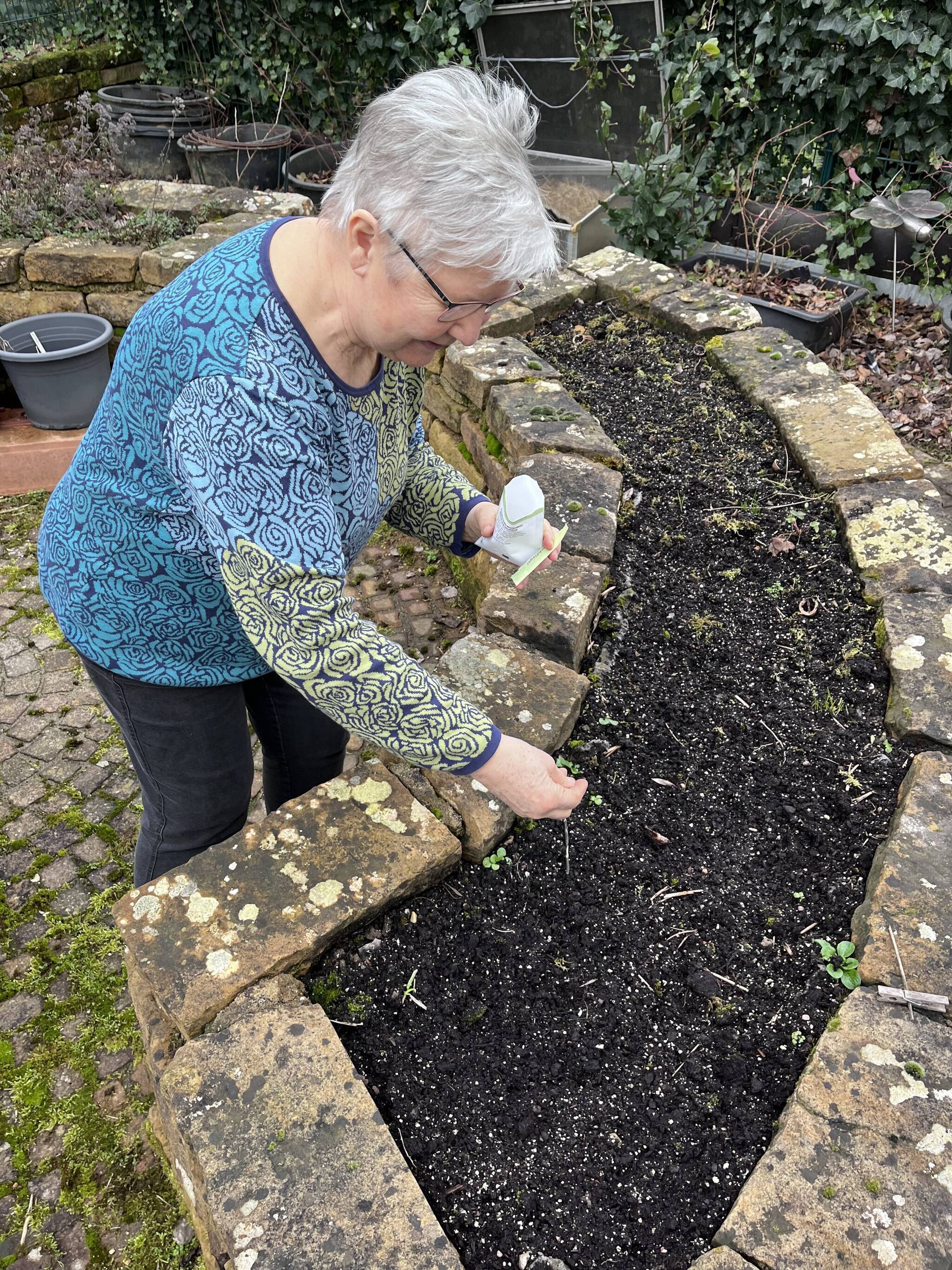  Hannelore Fränken vom Vorstand „Mönchengladbach im Wandel e.V.“, in ihrem Privatgarten. 