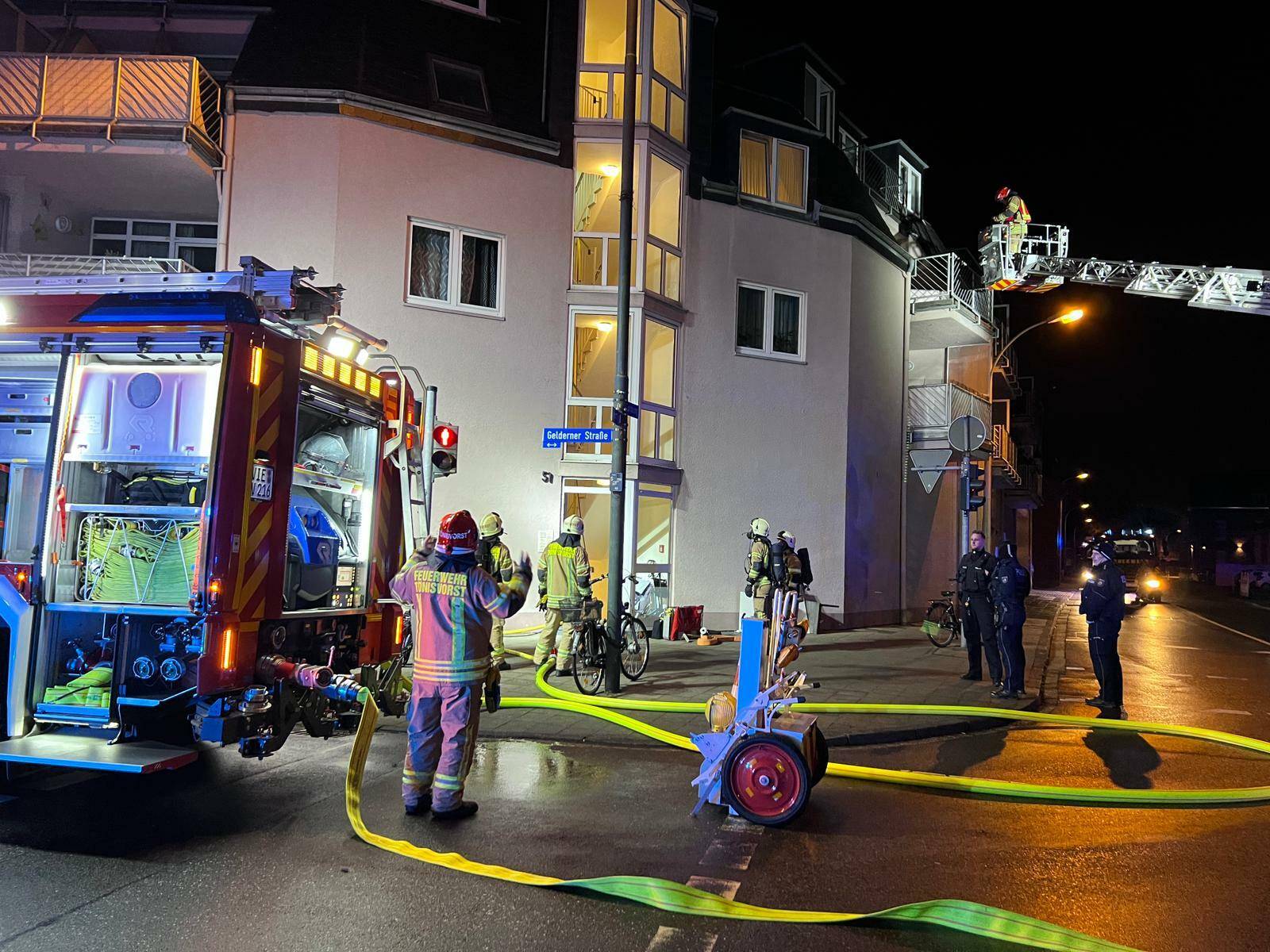 Nachbarin hört Rauchmelder und alarmiert die Feuerwehr