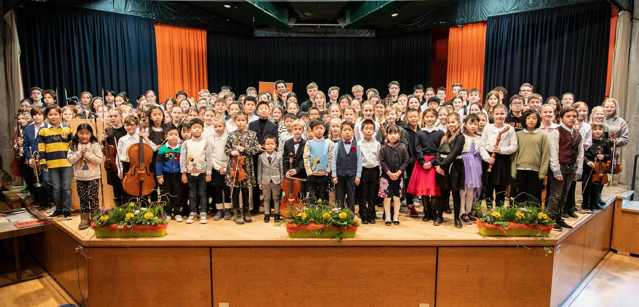 Preisträgerinnen und Preisträger beim Abschlusskonzert des Regionalwettbewerbs „Jugend musiziert“. 