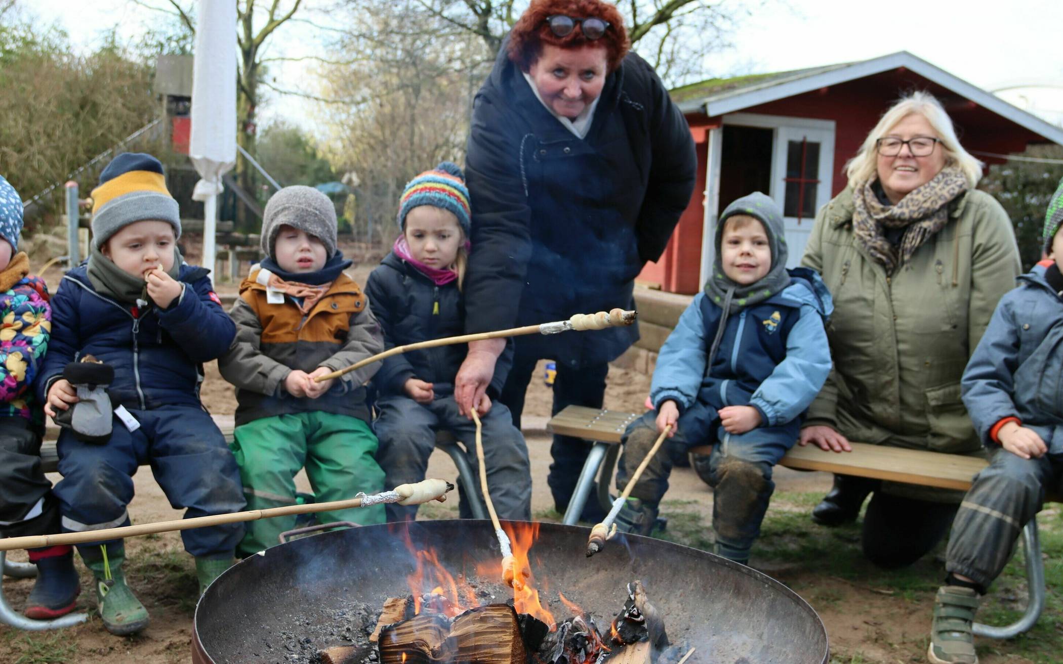  Beim „Tag ohne Strom“ in der Kita Mullewapp bereiteten Claudia Strucks (Mitte) und Christine Gebhardt-Radek gemeinsam mit den Kindern Stockbrot zu. 