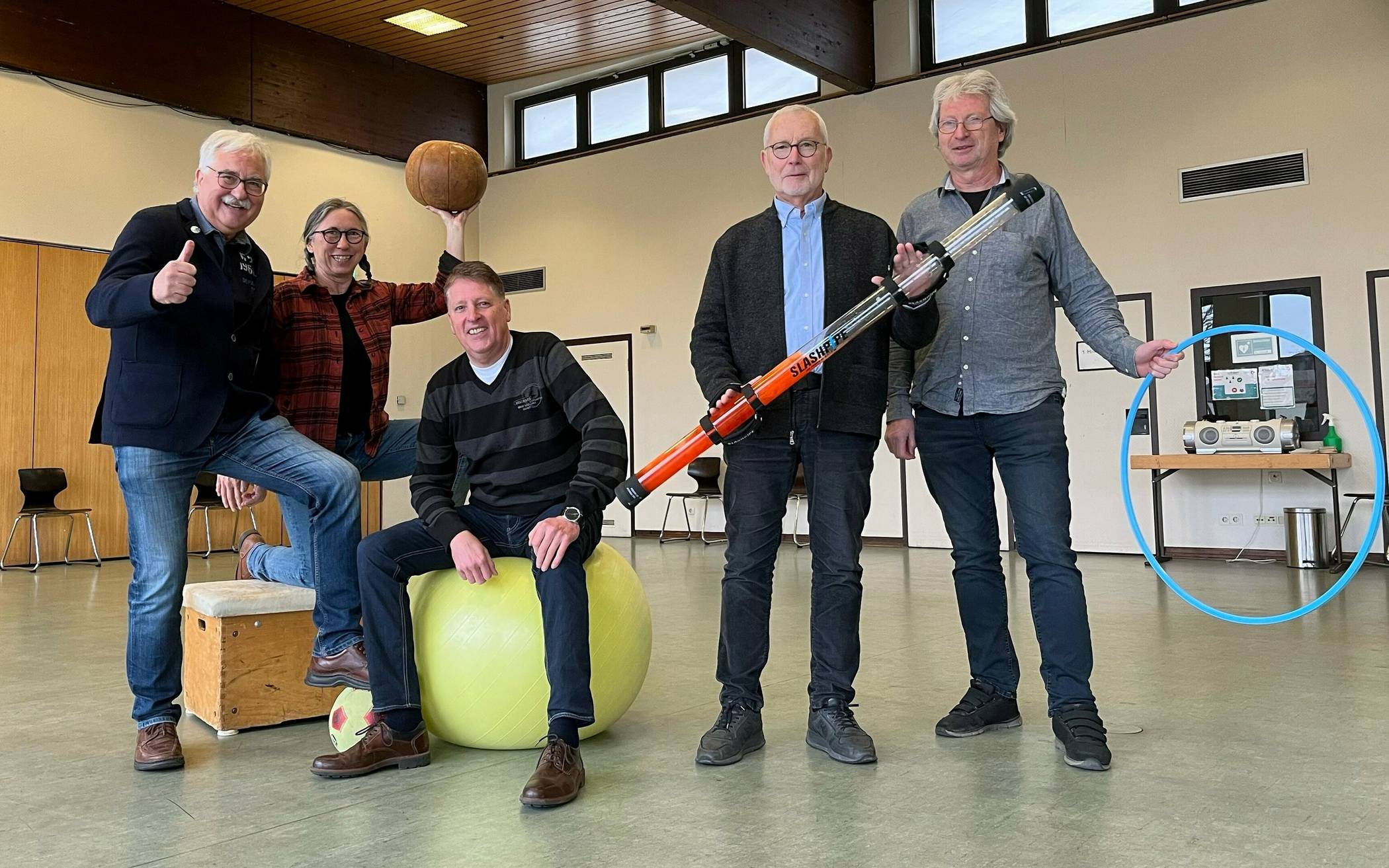  Der Stadtsportbund freut sich über ein „Füllhorn“ an Förderungen für seine Vereine (v. l.): Sportwart Dieter Kauertz, Barbara Stand vom Sportbildungswerk, Pressewart Peter Maßen, Präsident Wolfgang Rombey und Geschäftsführer Johannes Gathen. 