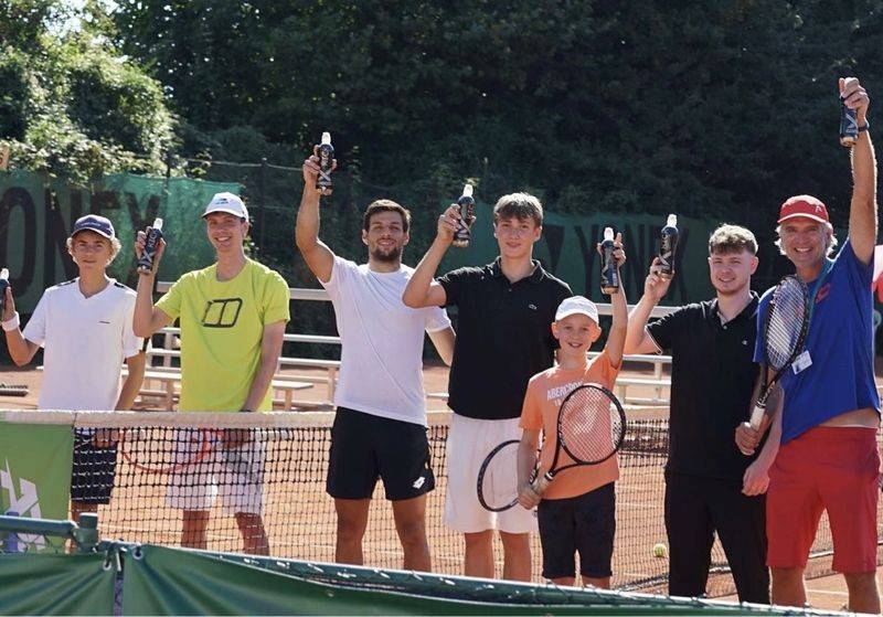  Tennis + Friends beim TB Meerbusch. Auf dem Bild ganz rechts: Initiator Christian Ohm. 