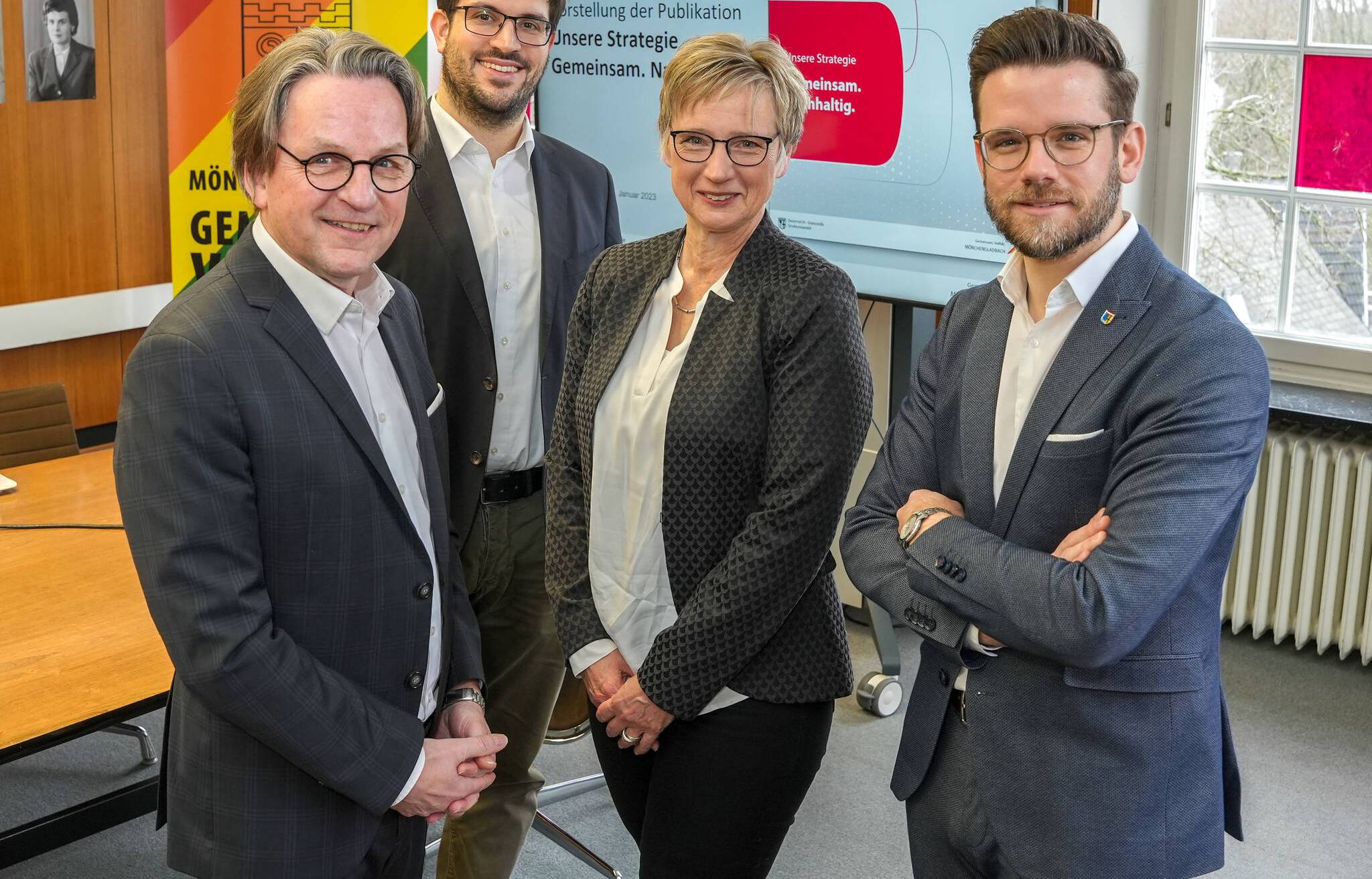  Präsentierten die Publikation zur Nachhaltigkeitsstrategie für Mönchengladbach (v. l.): Gregor Bonin, Stadtdirektor und Technischer Beigeordneter, Martin Wirtz, Leiter der Stabsstelle Strukturwandel, Anette Harings, Projektkoordinatorin, und OB Felix Heinrichs. Rechts: Der zuasphaltierte Sonnenhausplatz (kl. Bild) ist nur eine Location, bei der in Sachen Nachhaltigkeit Luft nach oben ist – Grün würde ihm gut stehen. 