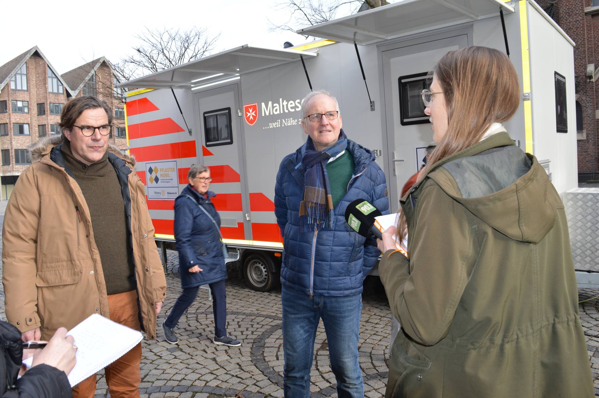  Dr. Alf Scheidgen (l.), Geschäftsführer des Diakonischen Werks, und Michael Klein, amtierender Präsident des Rotary-Clubs Mönchengladbach, vor dem neuen Pflastermobil.  