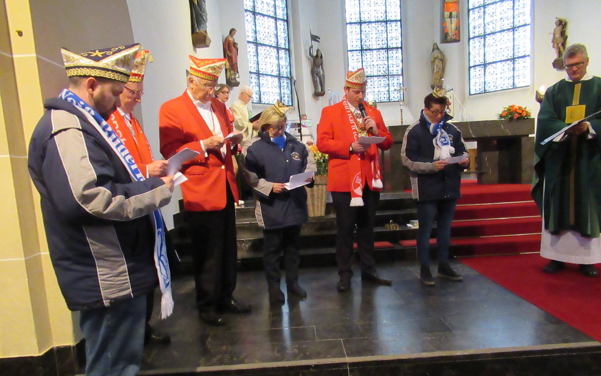  Gemeinsam mit Pastor Michael Berning (r.) haben die Büdericher Karnevalsvereine den Gottesdienst vorbereitet. Vertreter der Vereine werden auch wieder Texte vortragen. 