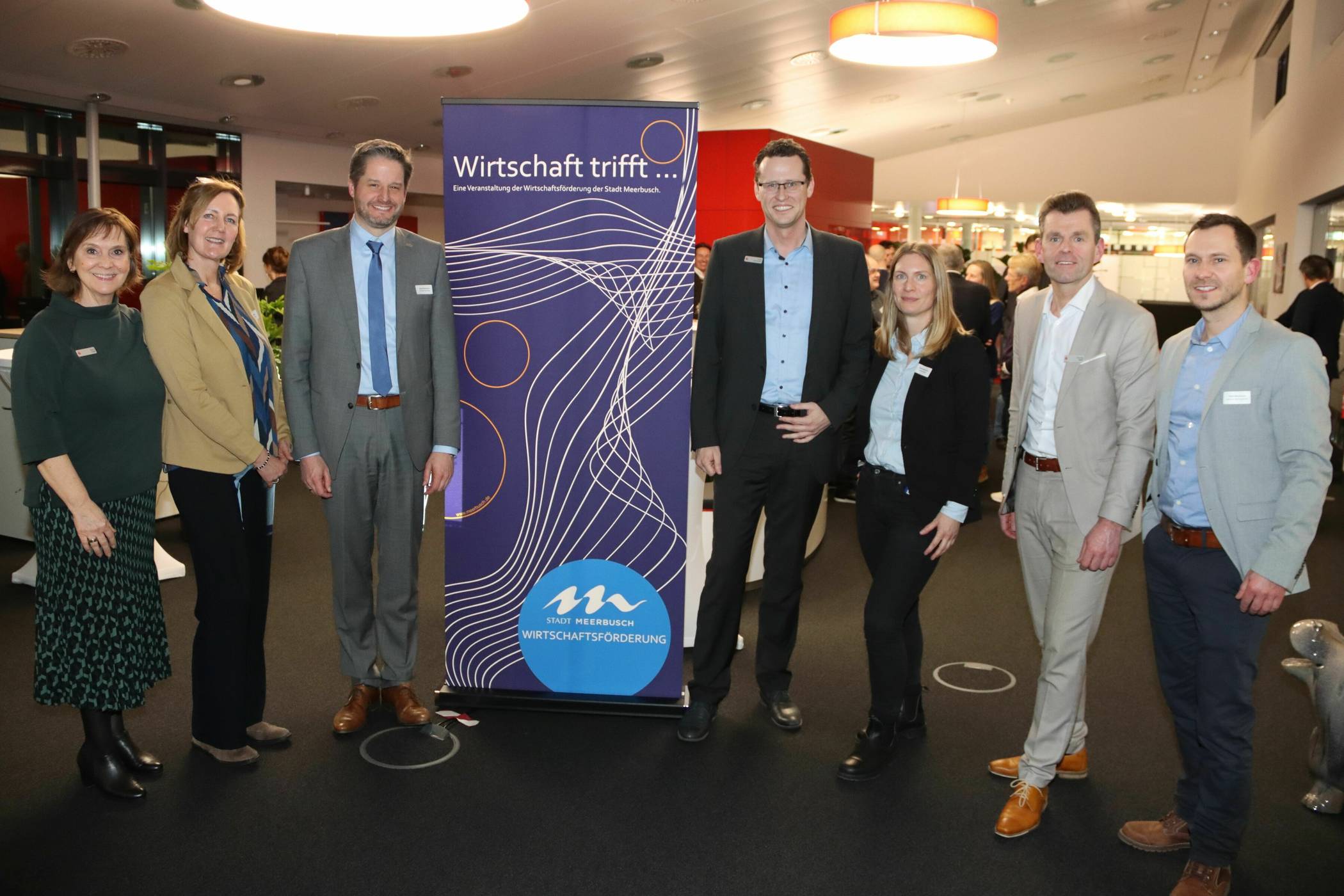 Entspannte Atmosphäre zum Auftakt der neuen Netzwerkreihe: Bürgermeister Christian Bommers (3.v.l.) mit Karin Lüth (Wirtschaftsförderin der Sparkasse), Karin Scholer (NRW.Bank), Frank Schröder (Sparkasse Neuss), Annika Kleinert (Wirtschaftsförderung/Stadtmarketing Meerbusch), Thomas Wolf (Filialleiter) und Stephan Benninghoven (Wirtschaftsförderer Stadt Meerbusch). 