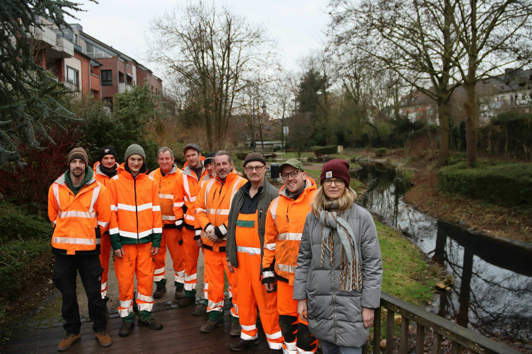 Erneut wurden rund um die Teichanlage an der Pannebäckerstraße in Lank-Latum Pflanzen gestohlen. Anna Hardenberg (r.) und ihre Kollegen von der Kolonne des Grünflächenamtes haben die Anlage mit viel Feingefühl gestaltet und naturnah angelegt. 