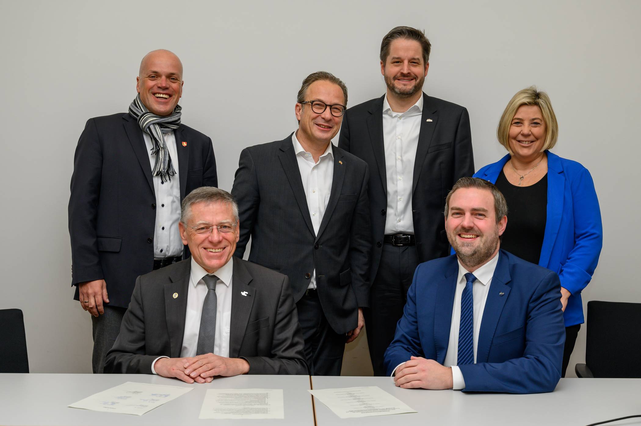  Hauptverwaltungsbeamtenkonferenz in Korschenbroich: Der Landrat und die Bürgermeister der Kommunen mit eigenen Jugendämtern unterzeichneten eine Kooperationsvereinbarung zur Gründungen eines interkommunalen Netzwerks für Kinderschutz. 