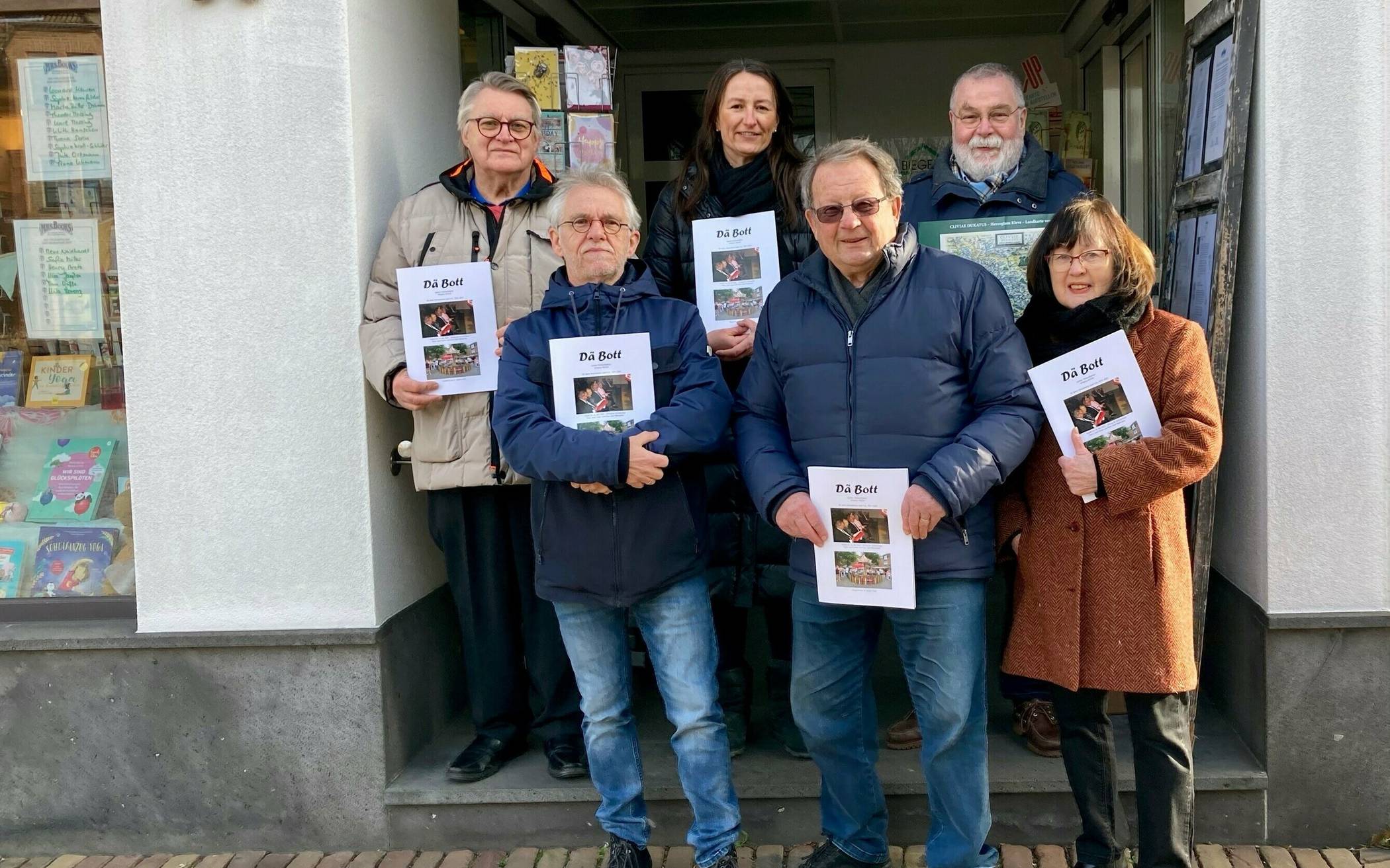  Präsentierten die neue Ausgabe des "Dä Bott": (v.l. ,hinten) Jürgen Simons, Silke Felkl, Franz-Josef Jürgen, (vorne) Jürgen Fallak, Franz-Josef Radmacher, Helga Ebner. 