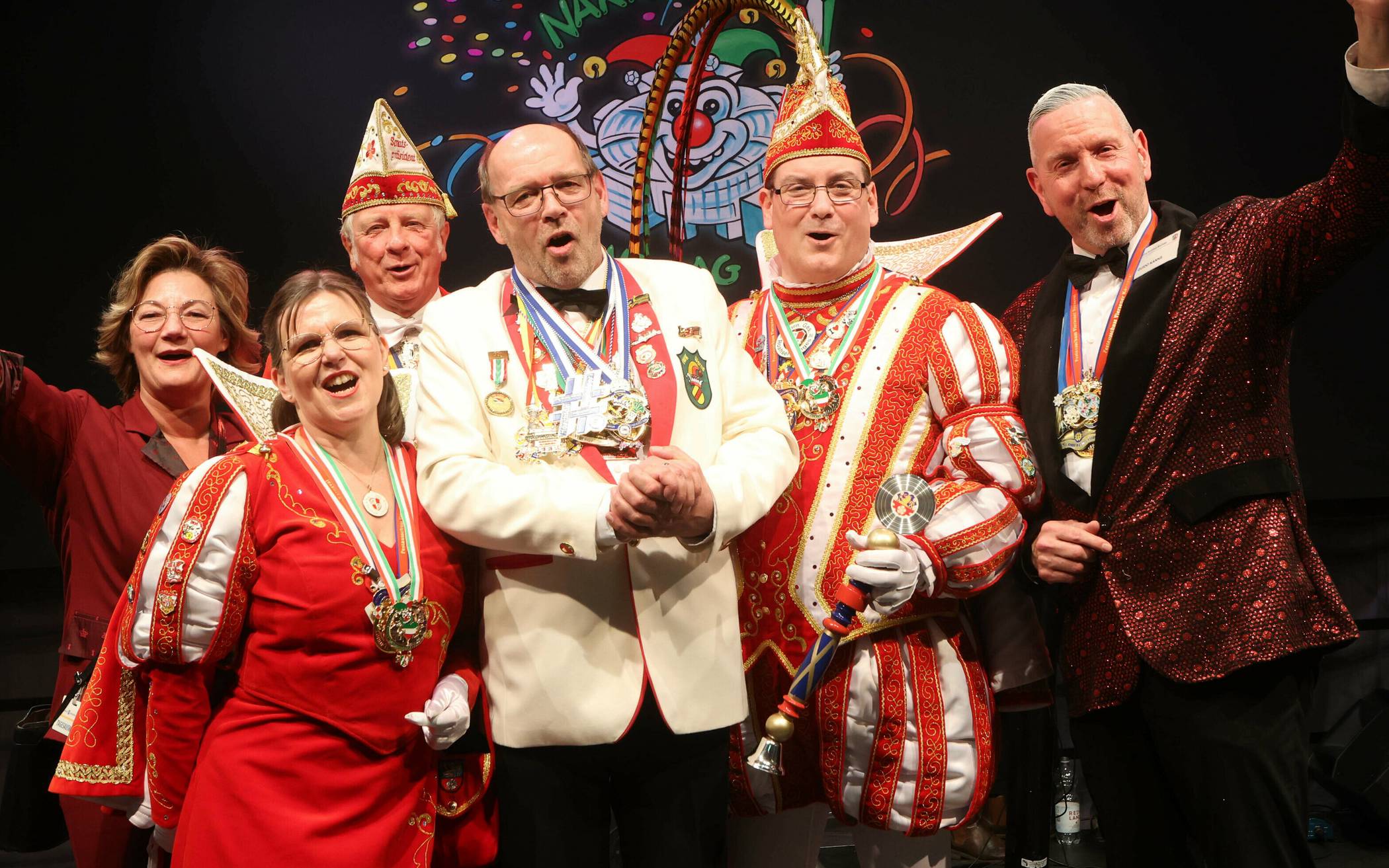 Ganz schön jeck (v.l.): Hofdame Tanja