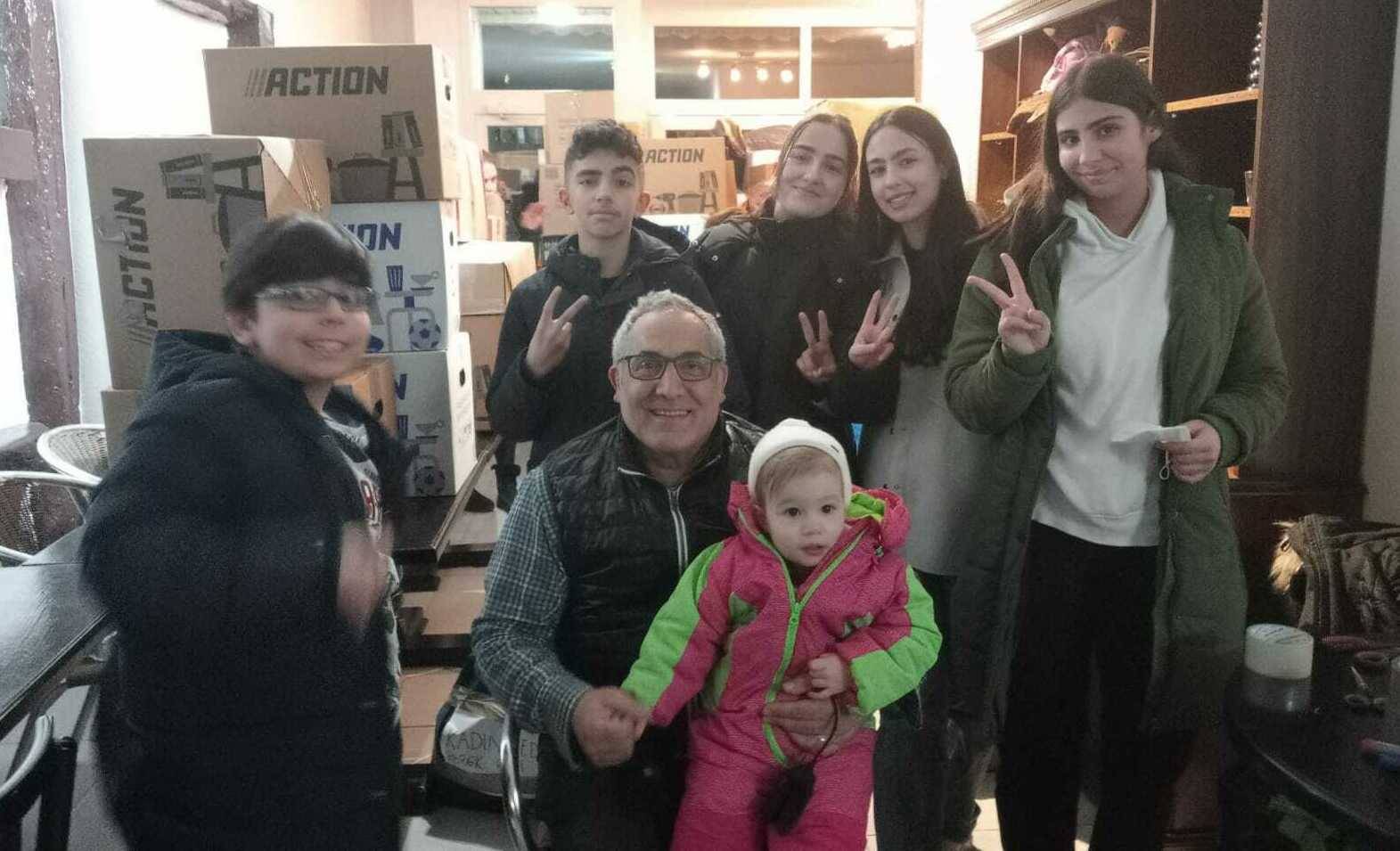 Raci Arslan (Mitte) hat mit Familie und Freunden fast 300 Kartons mit Spenden auf die Reise geschickt. Er ist einer von vielen Aktiven derzeit in Mönchengladbach. 