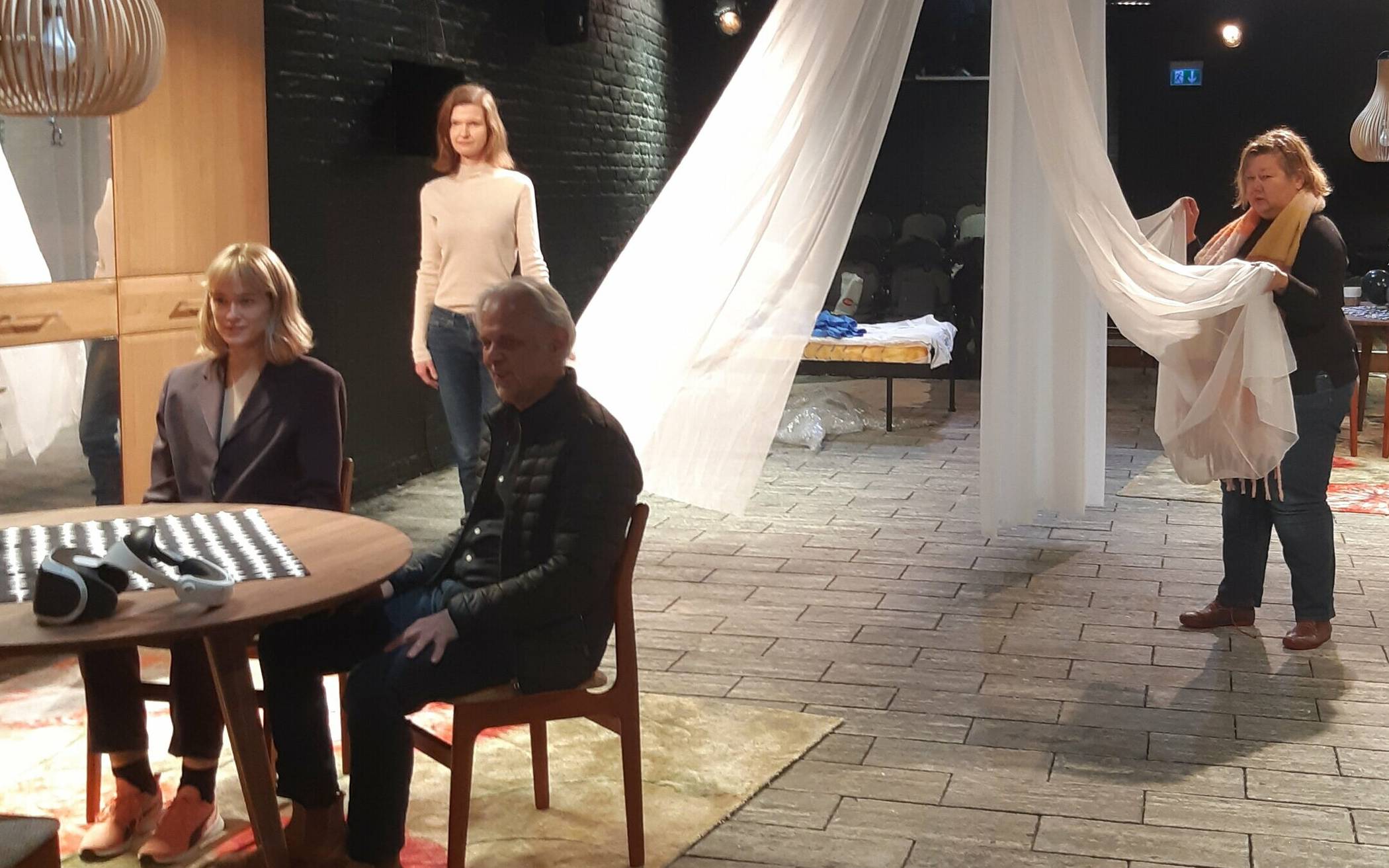 Emily Klinge und Ulrich Greb nehmen schon mal platz, Sandra Höhne und Bühnenbildnerin Birgit Angele halten den Vorhang. Nicht nur der Zuschauerraum ist, wie zuletzt öfter, zweigeteilt für „#vergissmeinnicht“, auch das symmetrische Bühnenbild. Fürs Publikum stellt sich die Frage: Ist man jetzt im Diesseits oder im Jenseits? 