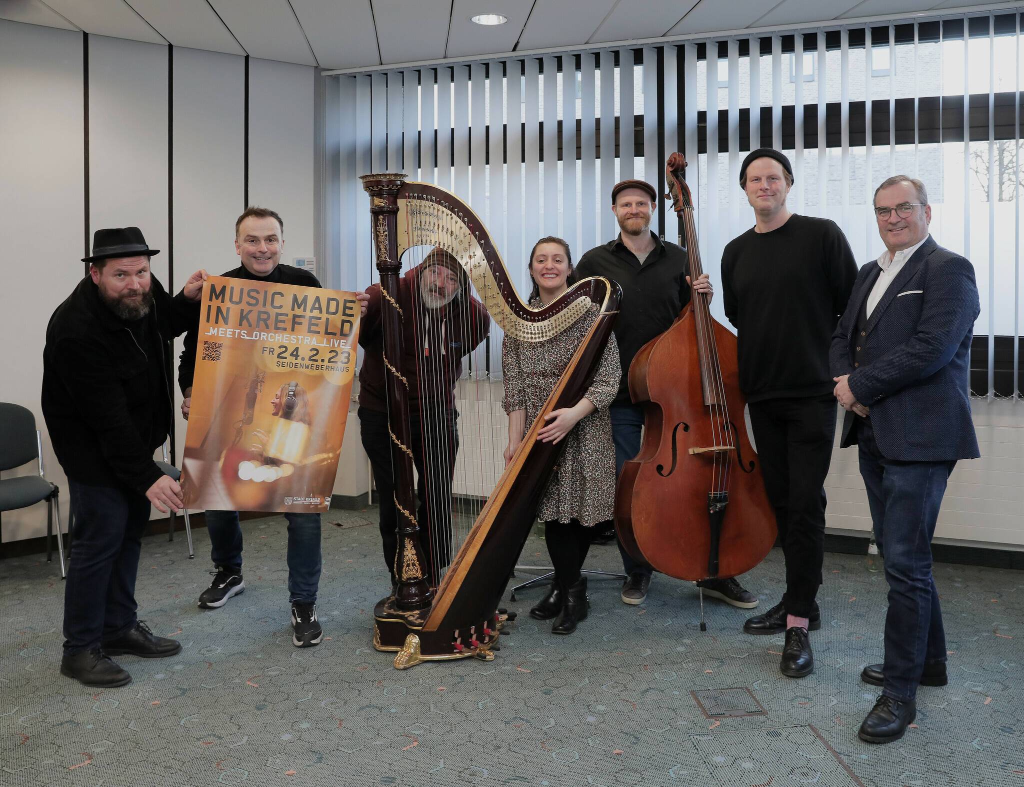  Laden zum Konzert ein: v.l.:  Organisator Philip Lethen, Hans Kürsch (Blind Guardian), Markus Maria Jansen, Harfe Stella Farina, Jan Mokros, Lukas Mokros, Paul Keusch (Geschäftsführer der Seidenweberhaus GmbH). Foto: Stadt Krefeld, Dirk Jochmann  