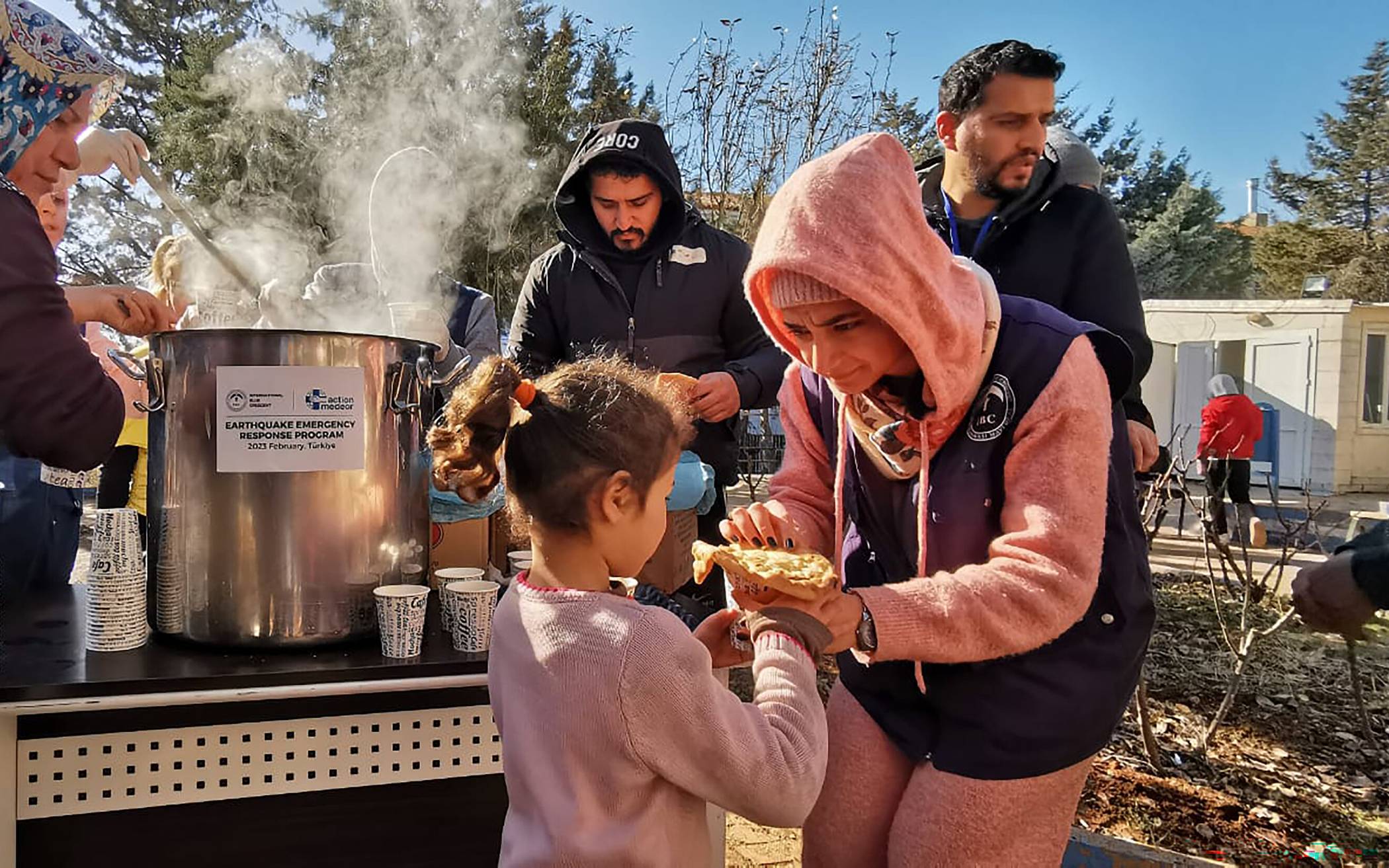 Unser Foto zeigt eine Lebensmittelausgabe an