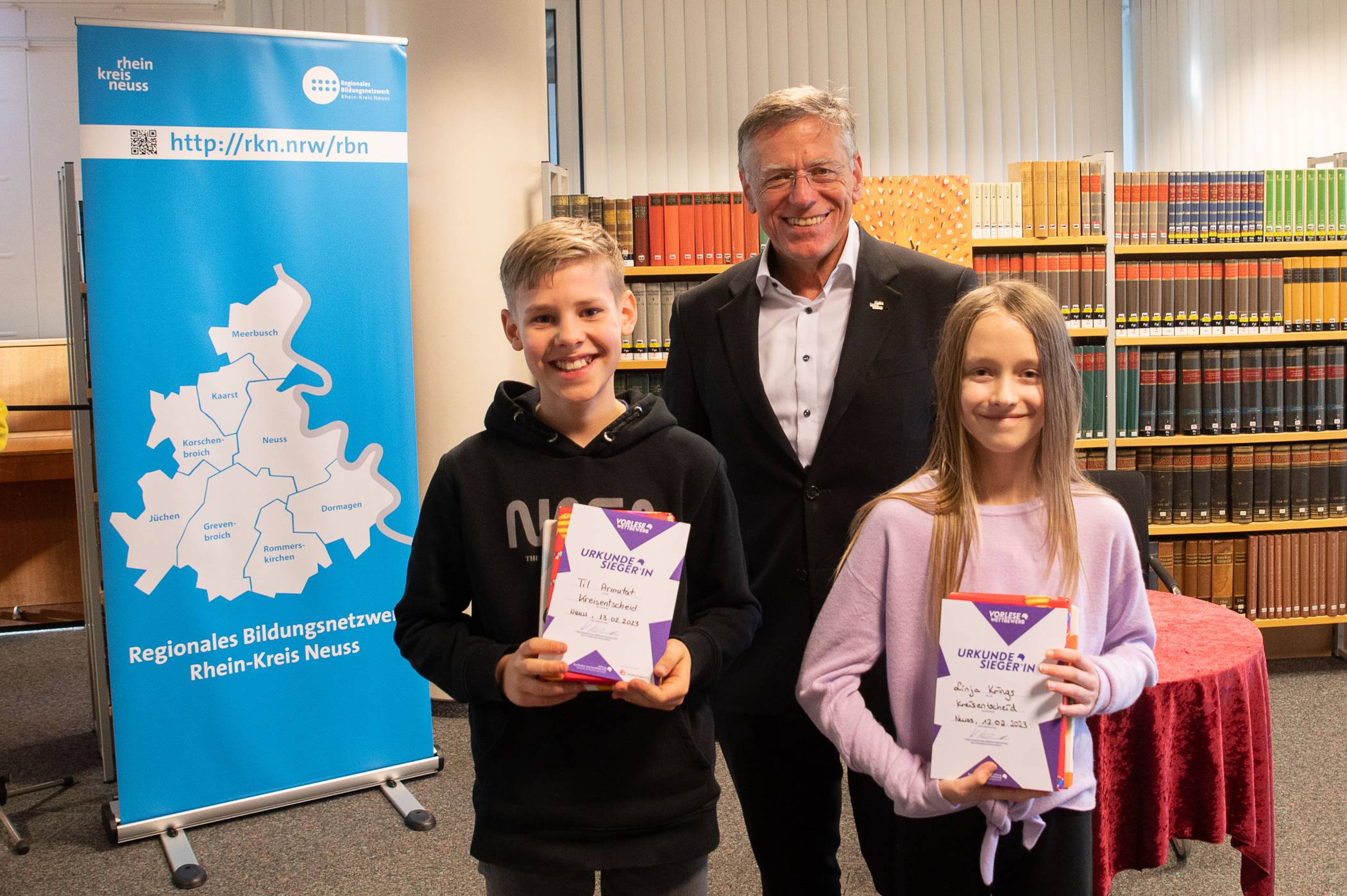  Landrat Hans-Jürgen Petrauschke gratulierte den beiden Kreissiegern Til Armutat aus Meerbusch und Linja Krings aus Büttgen.   
