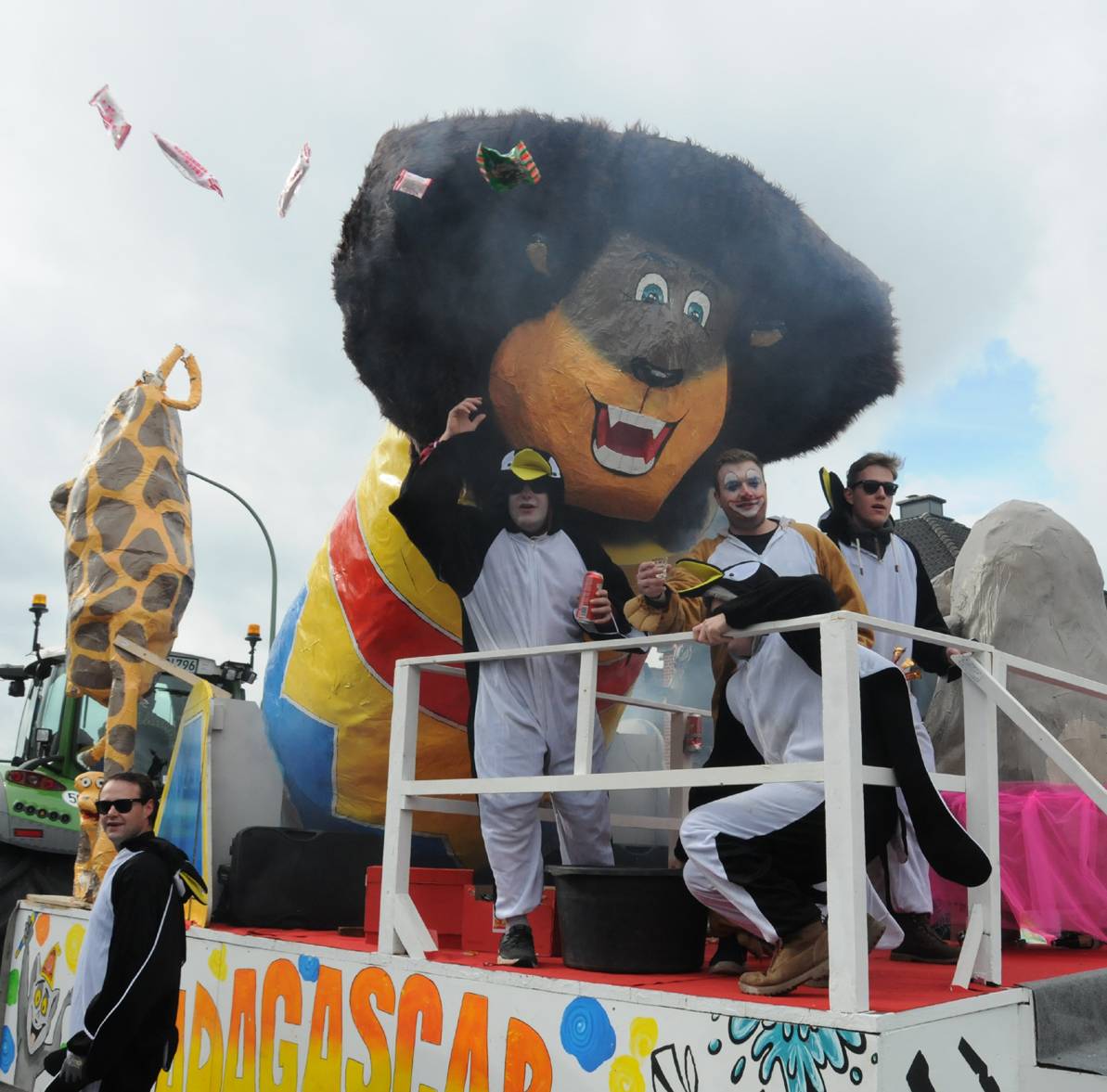  Wild ging es ab beim letzten Rosenmontagszug in Nierst. 