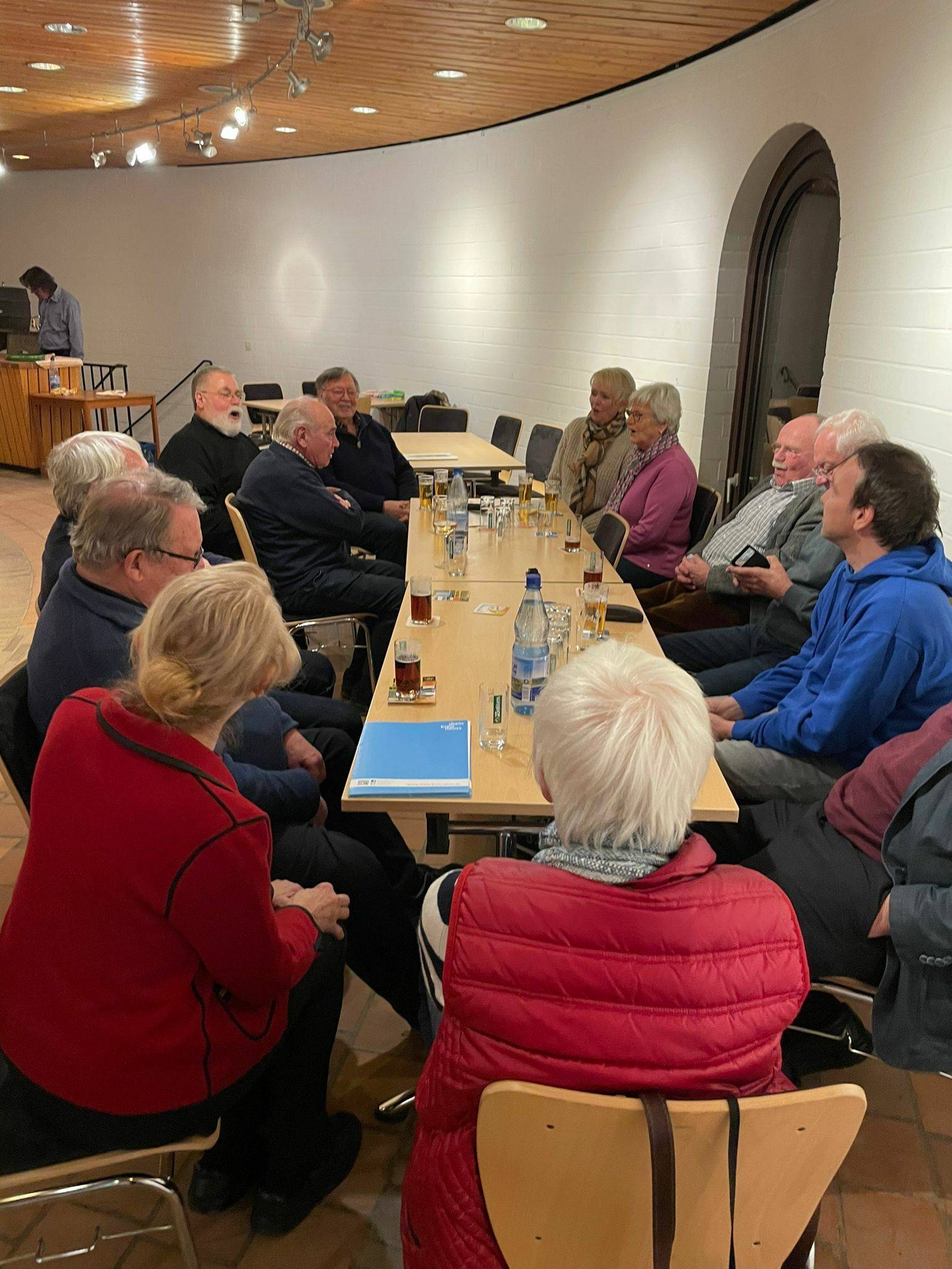 Die Heimatfreunde sitzen nach der der Jahreshauptversammlung noch zusammen und diskutieren. 