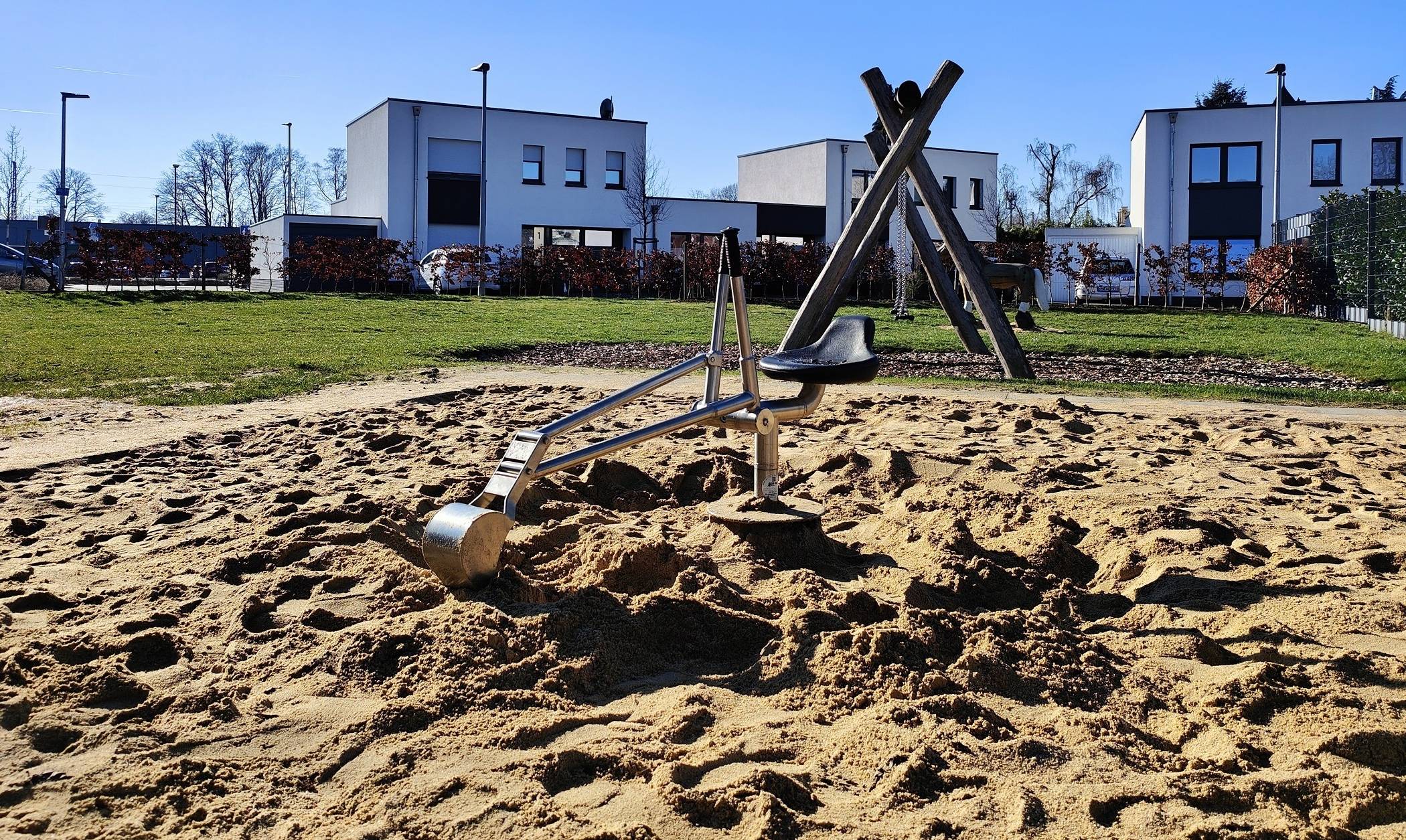  Neuer Sandkasten mit Sandbagger auf dem Spielplatz Wallonischer Ring. 