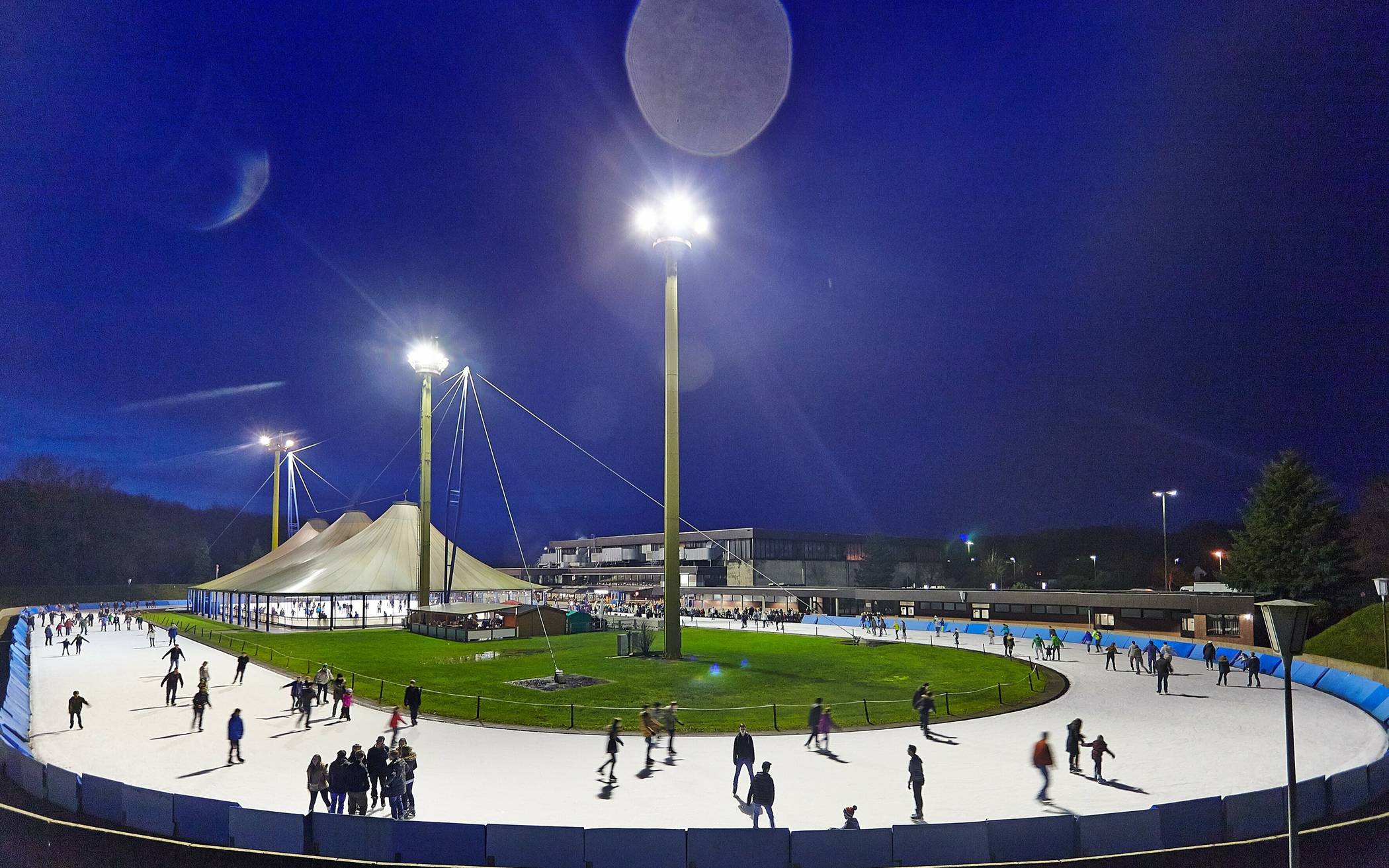  Der Freiluftring im Grefrather Eissport- und Eventpark ist noch bis Sonntag, 26. Februar, geöffnet. Danach gibt es noch eine Woche Gelegenheit zum Eislaufen in der Halle. 