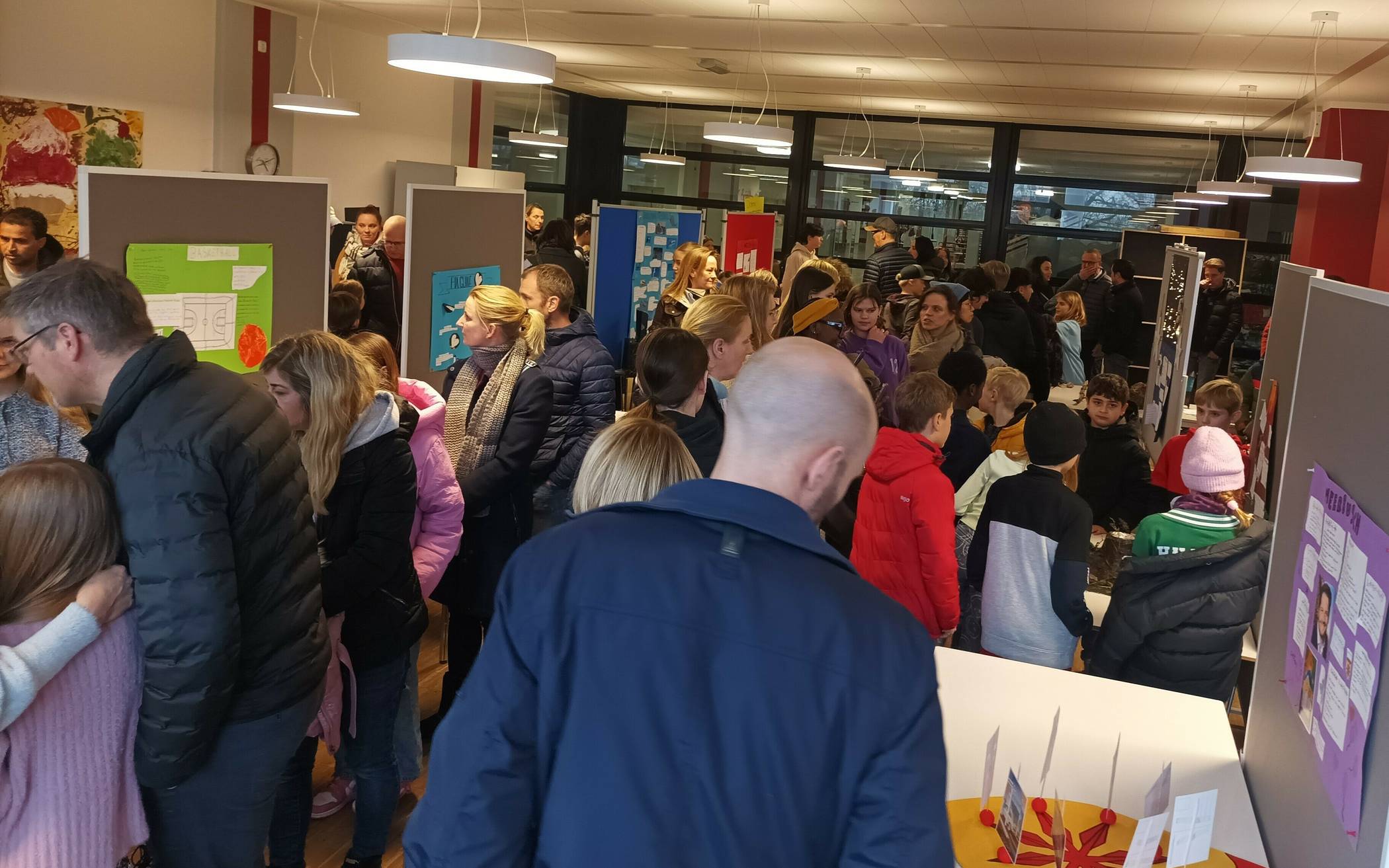  Die Präsentation in der Mensa des SMG war gut besucht.Schüler, Lehrer und Besucher waren in bester Stimmung. 