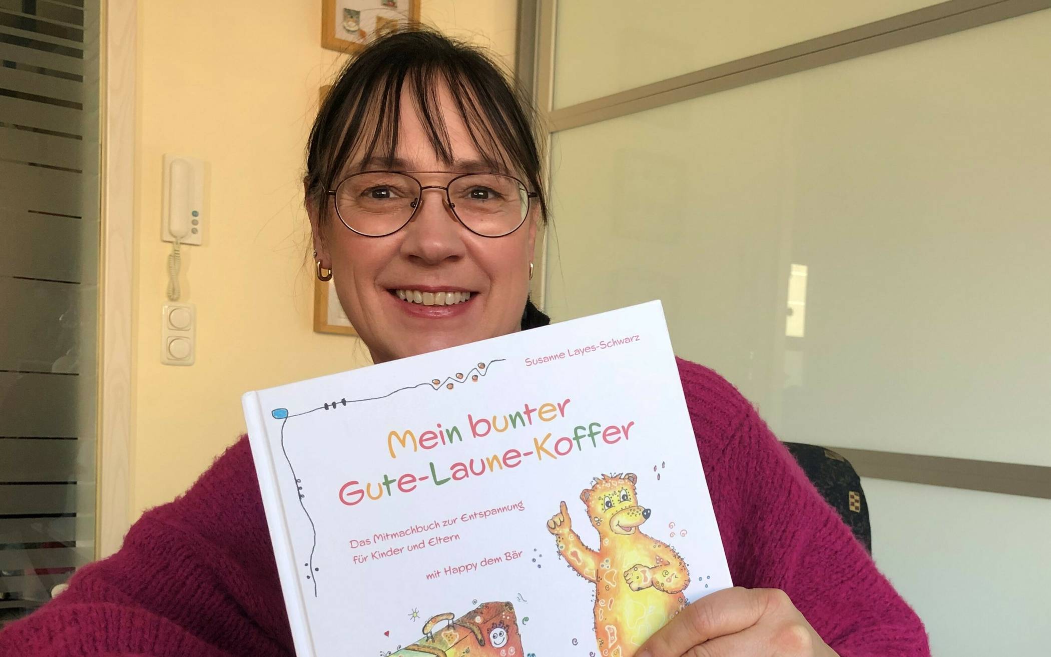  Susanne Layes-Schwarz und ihr Buch „Mein Gute-Laune-Koffer“.   