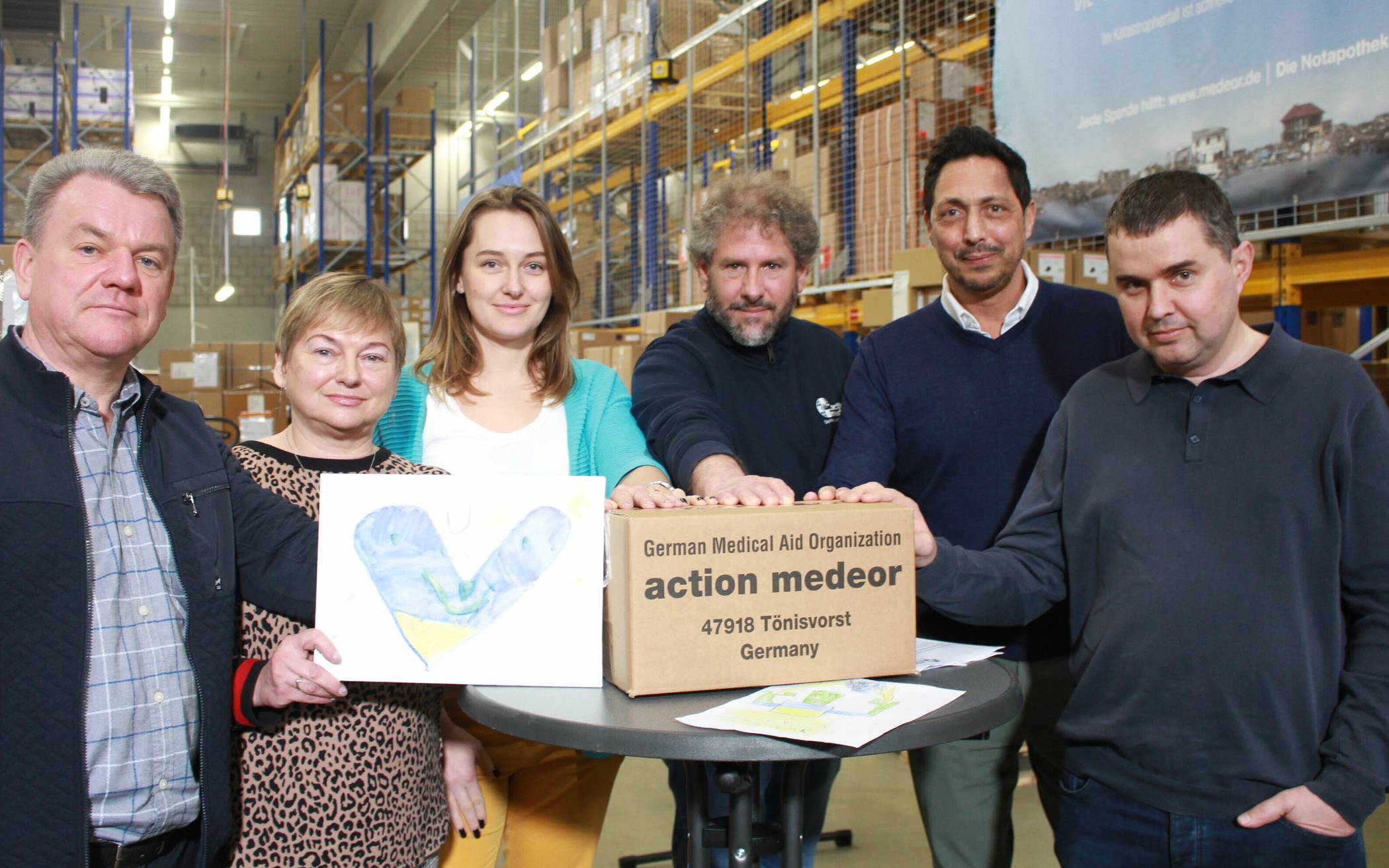 Besuch im Lager der action medeor: Vorstandssprecher Sid Peruvemba (2.v.r.) und Pressesprecher Dr. Markus Bremers (3.v.r.) begrüßen aus der Ukraine Maxim Friesen (r.) sowie Oksana und Vascheslav Scherbakov (l.). Die Ukrainerin Helen Nekrasova (Mitte) arbeitet seit August bei der Medikamentenhilfsorganisation.   