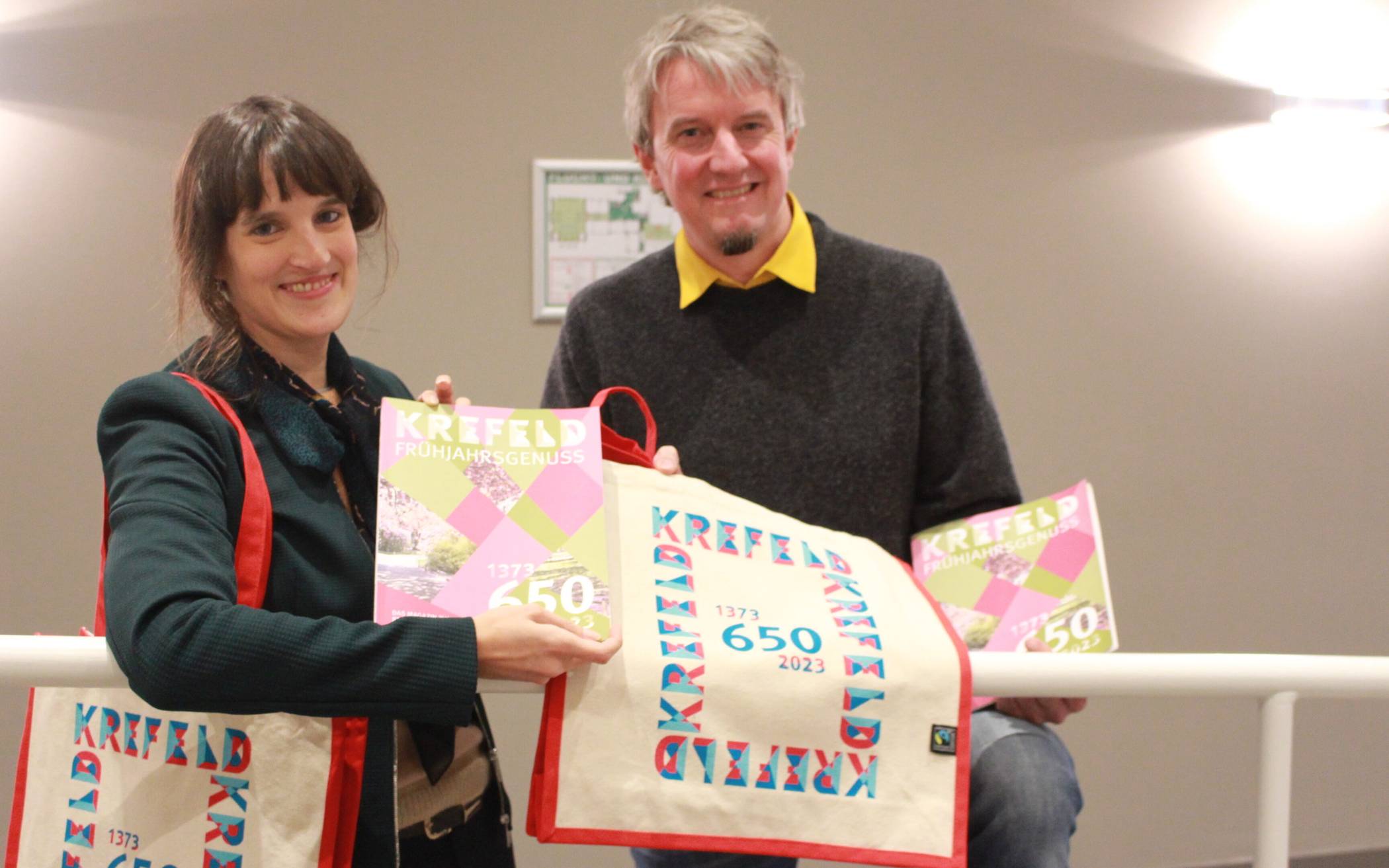 Schwer bepackt: die Leiterin des Stadtmarketings