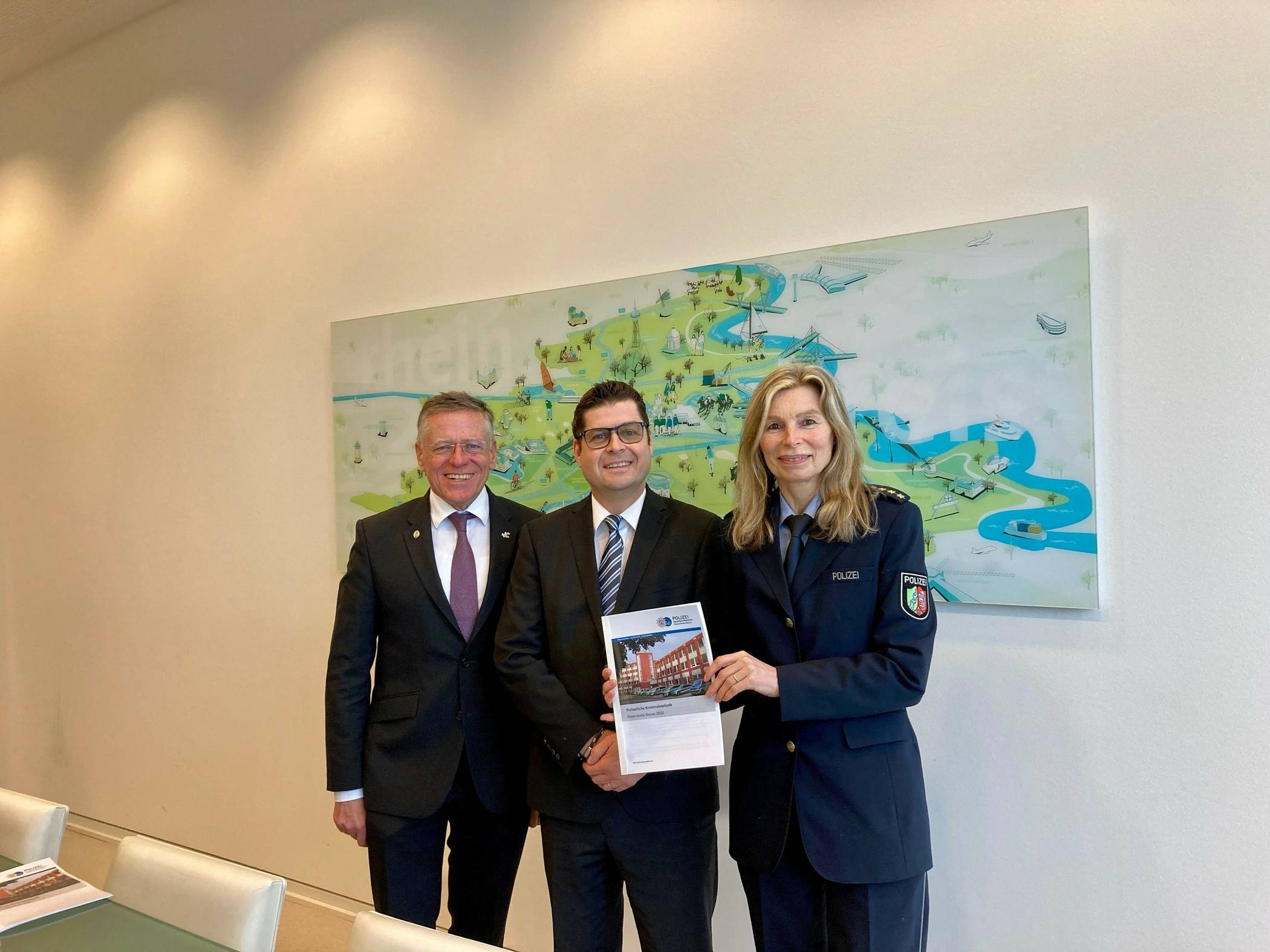  Im Kreishaus Neuss präsentieren Hans-Jürgen Petrauschke (l.), Christian Kampa und die Leitende Polizeidirektorin Heidi Fahrenholz das Lagebild Kriminalität 2022. 