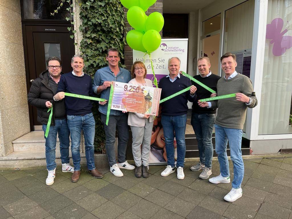 Mitglieder des Industrieclubs Lanks mit der Geschäftsführerin des Vereins Schmetterlinge, Birgit Ritter, bei der Scheckübergabe. 